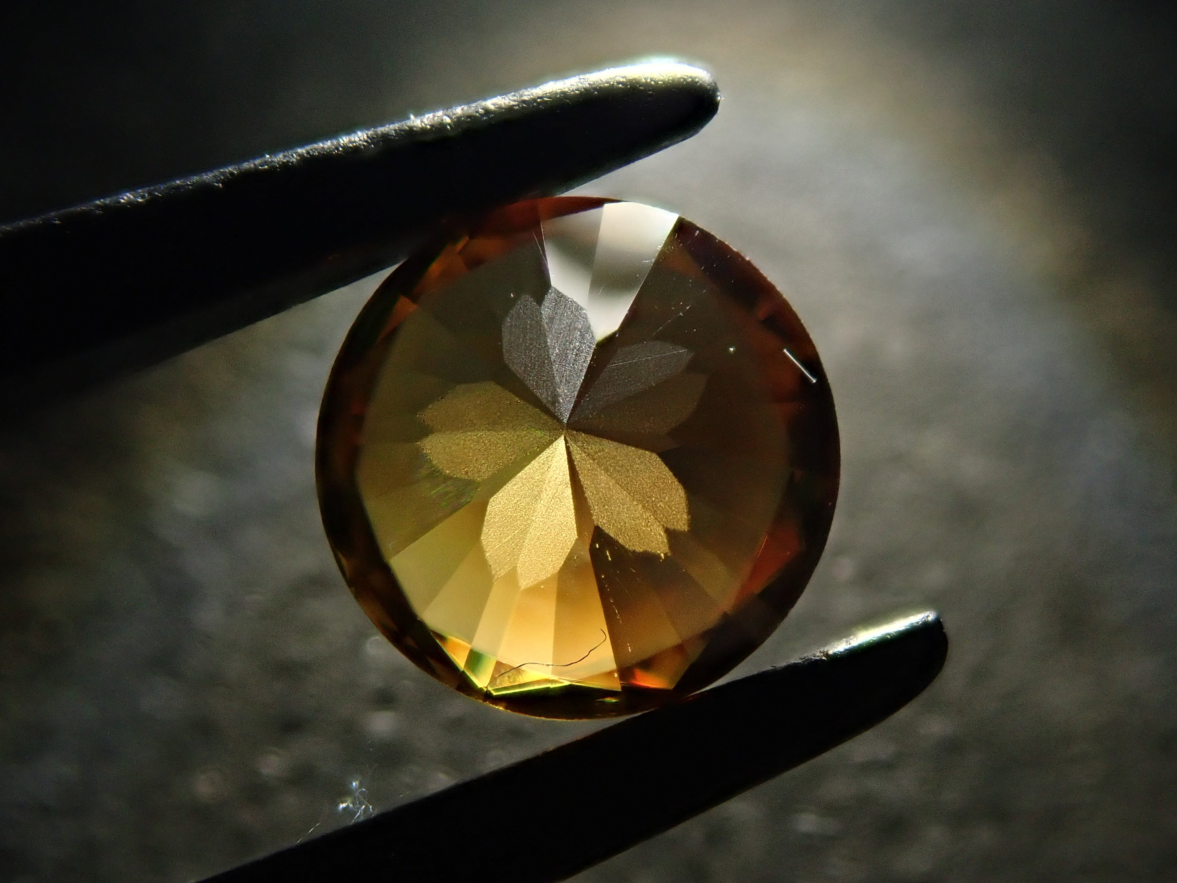 【抽選販売0123_03】【さくらインカット】マダガスカル産スフェーン 6.0mm/0.865ctルース