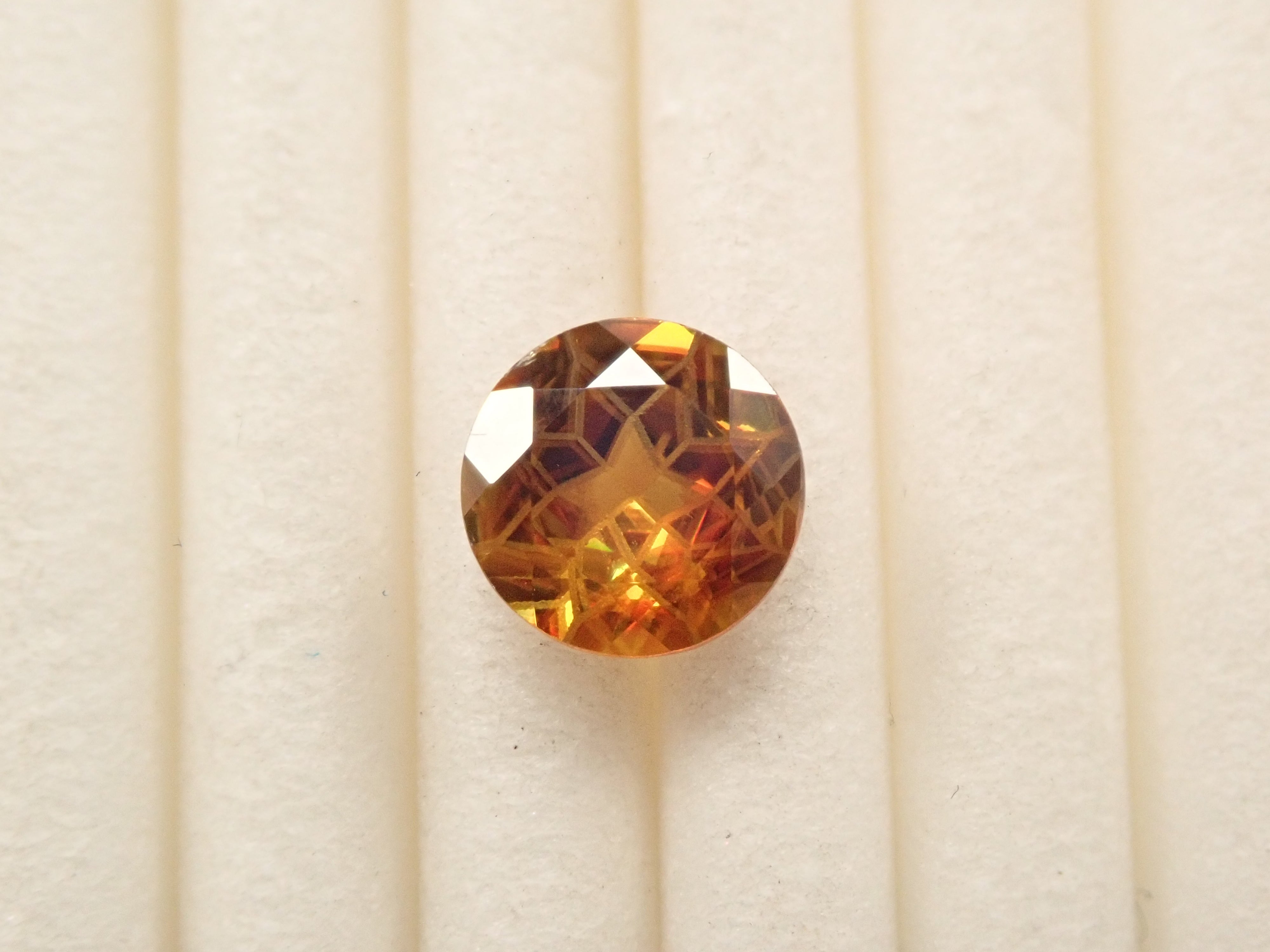 【ダンデライオンカット】マダガスカル産スフェーン 6.0mm/0.775ctルース