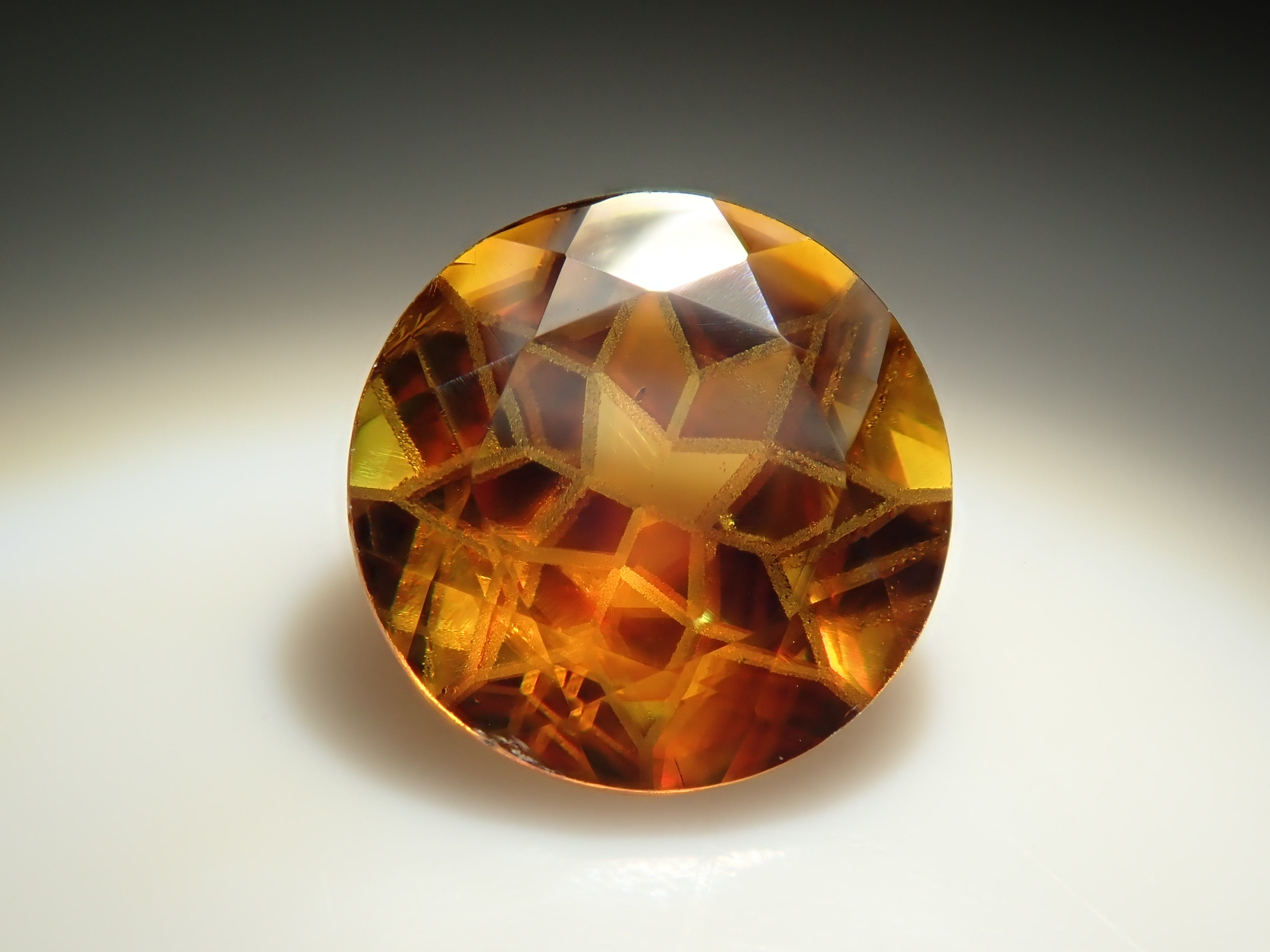 【ダンデライオンカット】マダガスカル産スフェーン 6.0mm/0.775ctルース