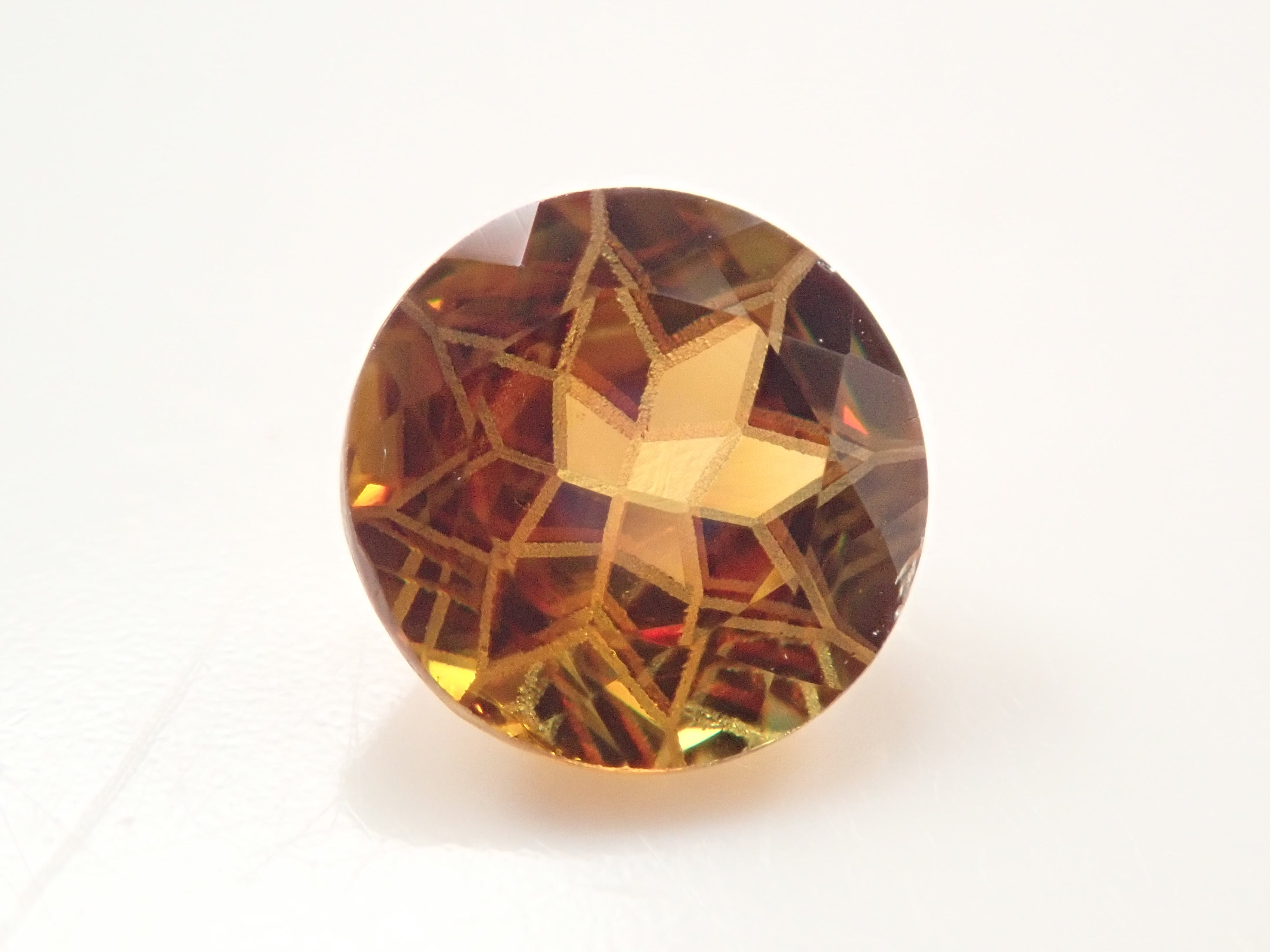 【抽選販売0117_03】【ダンデライオンカット】マダガスカル産スフェーン 6.0mm/0.775ctルース