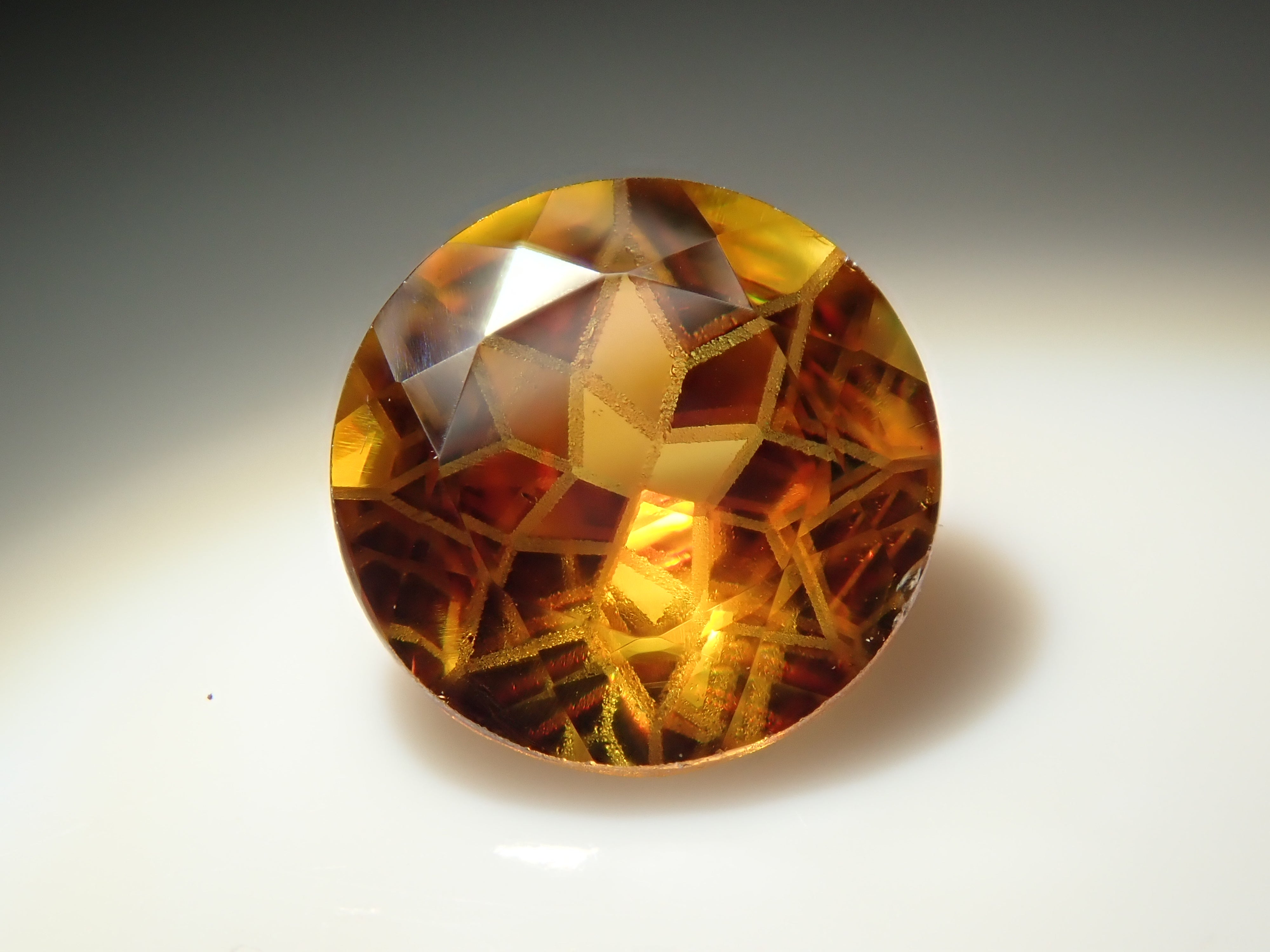 【ダンデライオンカット】マダガスカル産スフェーン 6.0mm/0.775ctルース