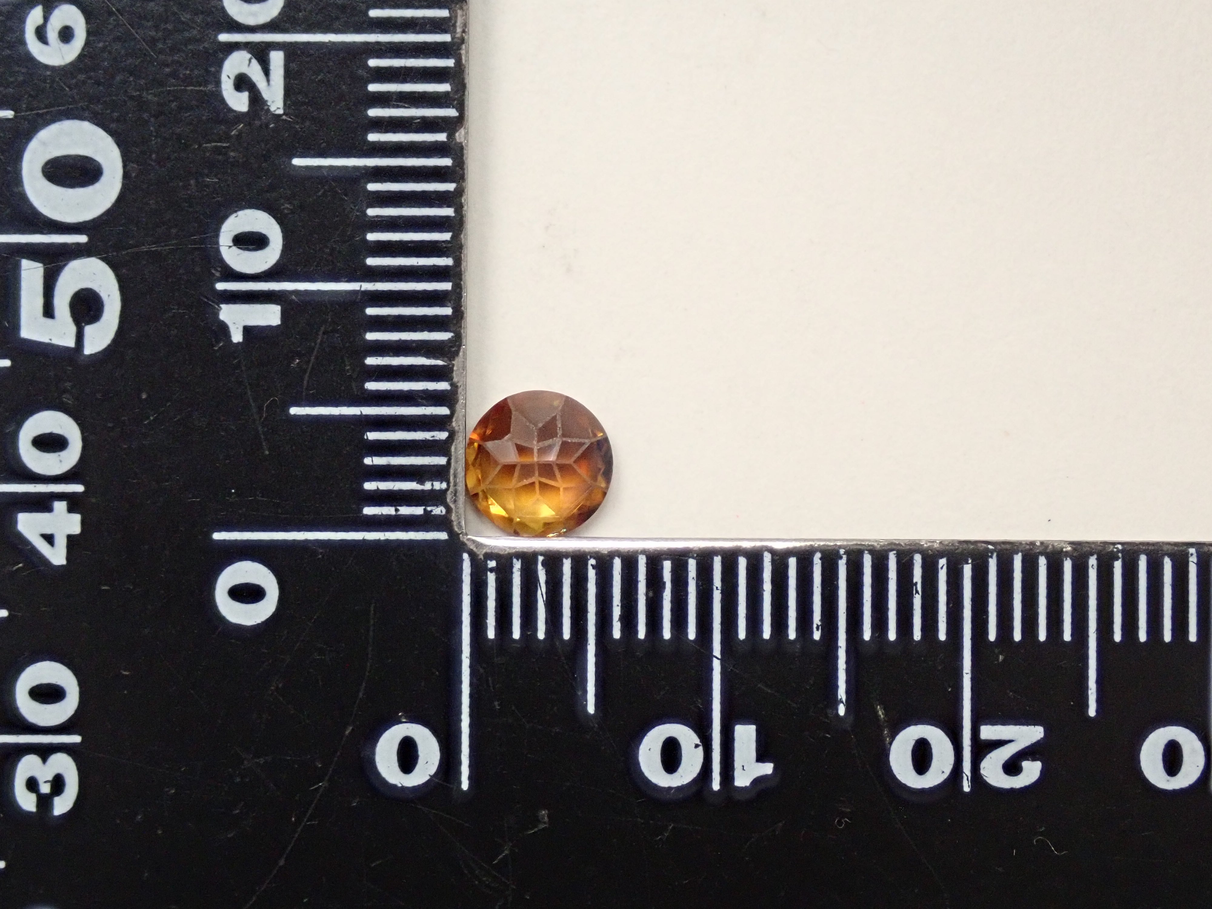 【ダンデライオンカット】マダガスカル産スフェーン 6.0mm/0.775ctルース