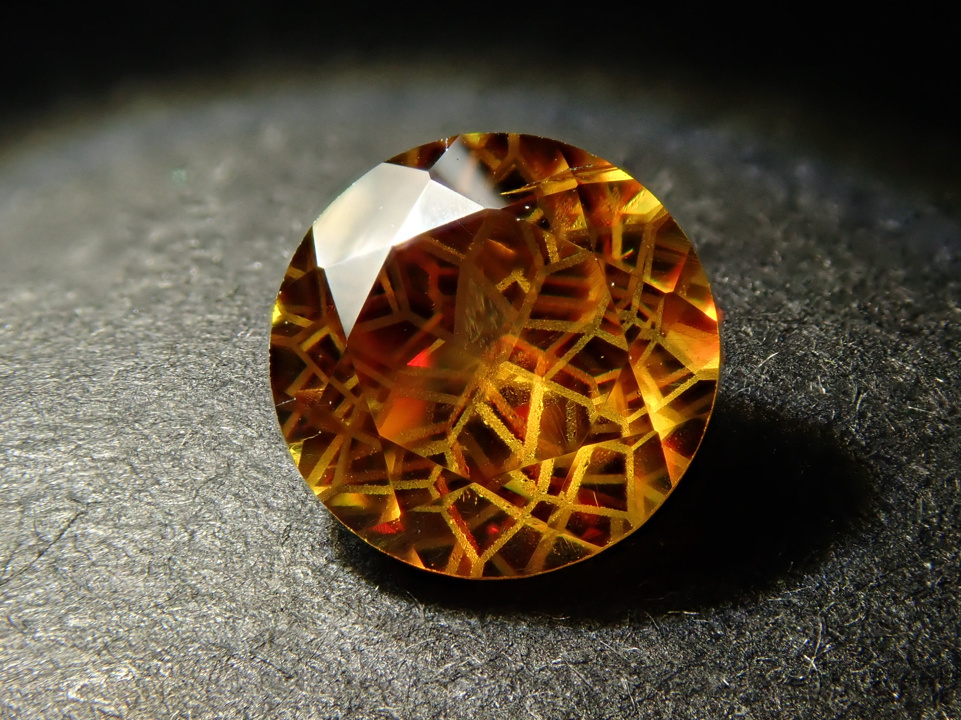 【抽選販売0201_03】【ダンデライオンカット】マダガスカル産スフェーン 0.950ctルース