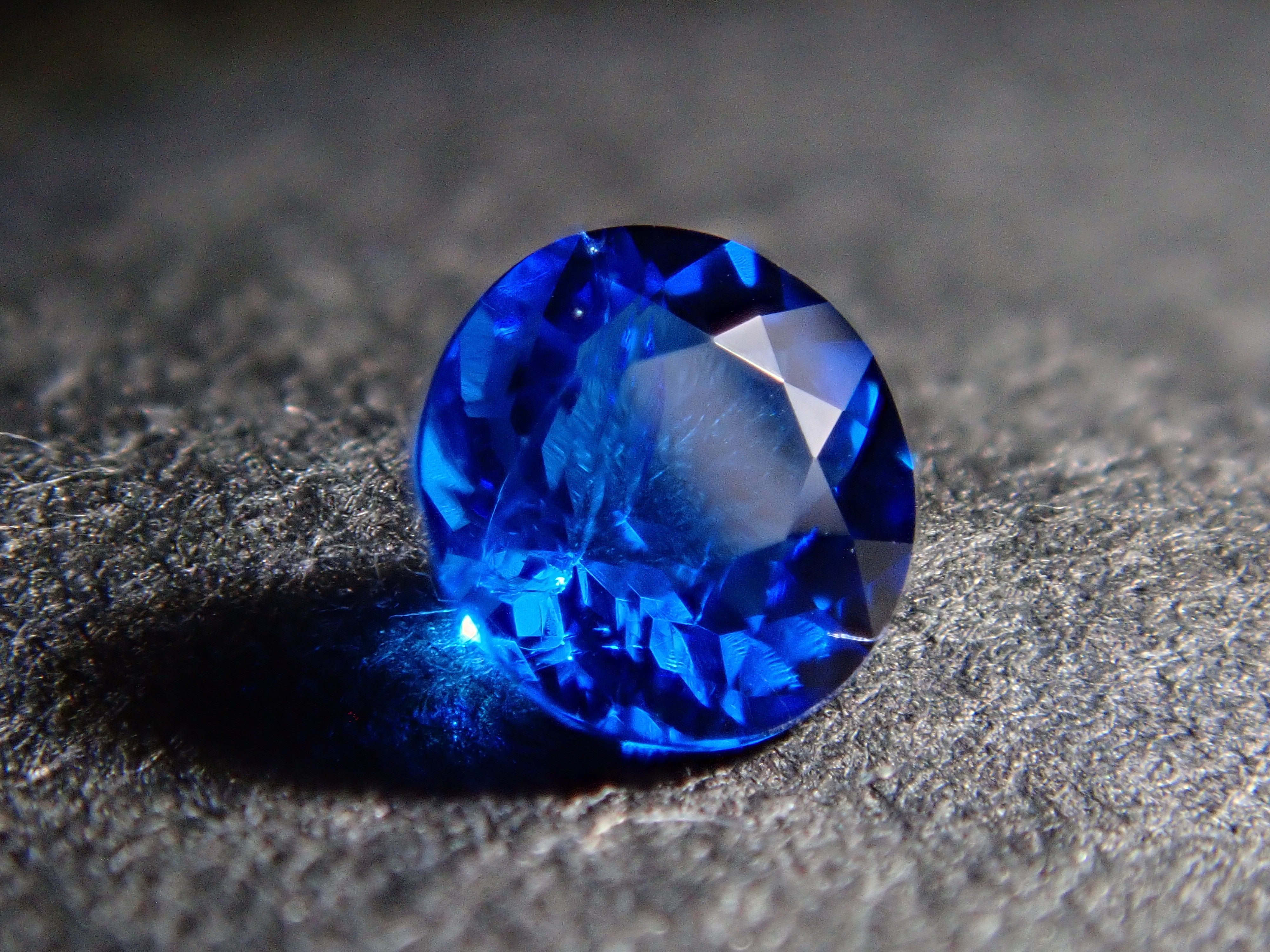 【12/30 22時販売】ドイツ産アウイナイト 3.1mm/0.100ctルース