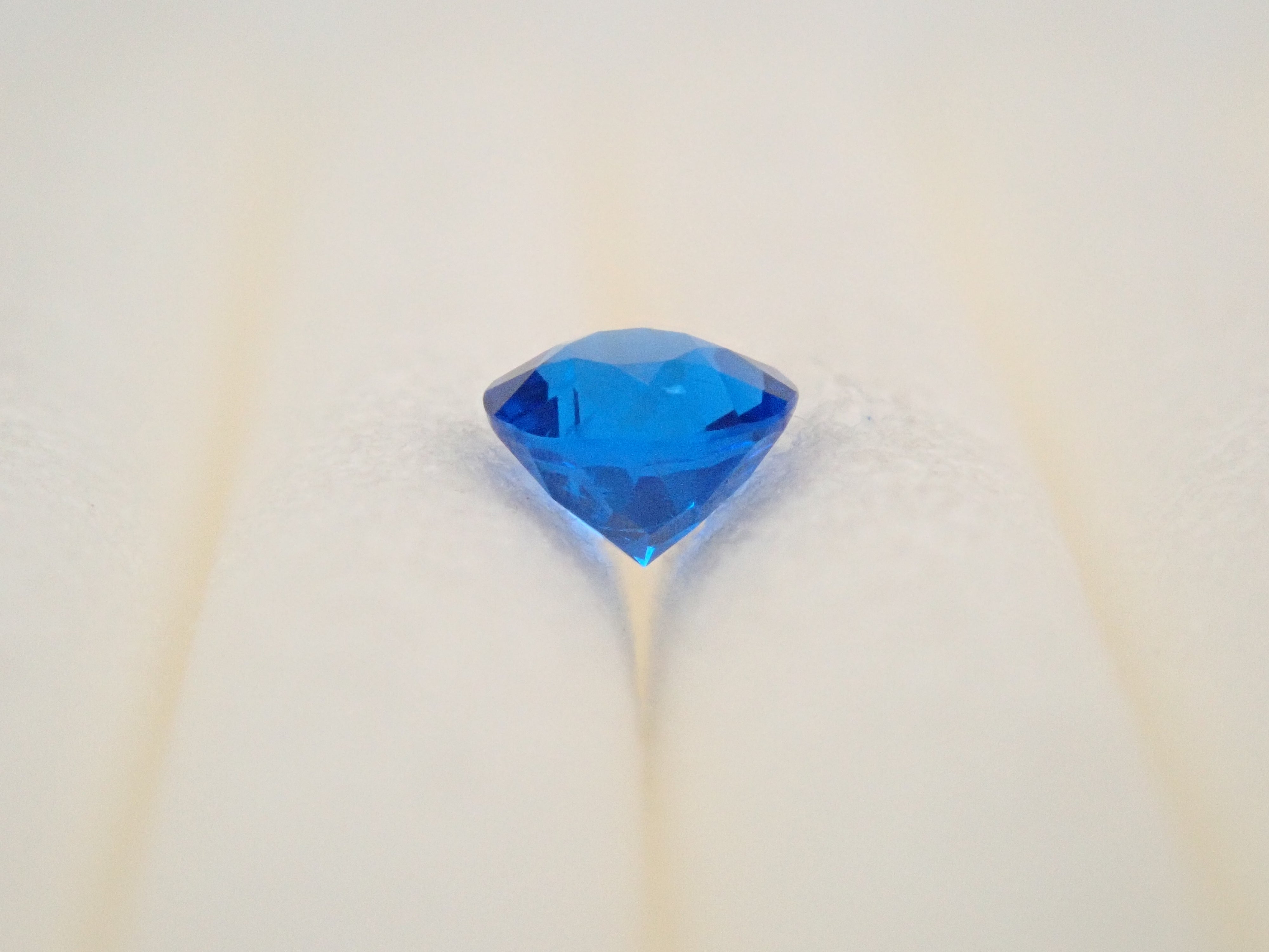 【1/9 22時販売】ドイツ産アウイナイト 2.7mm/0.076ctルース