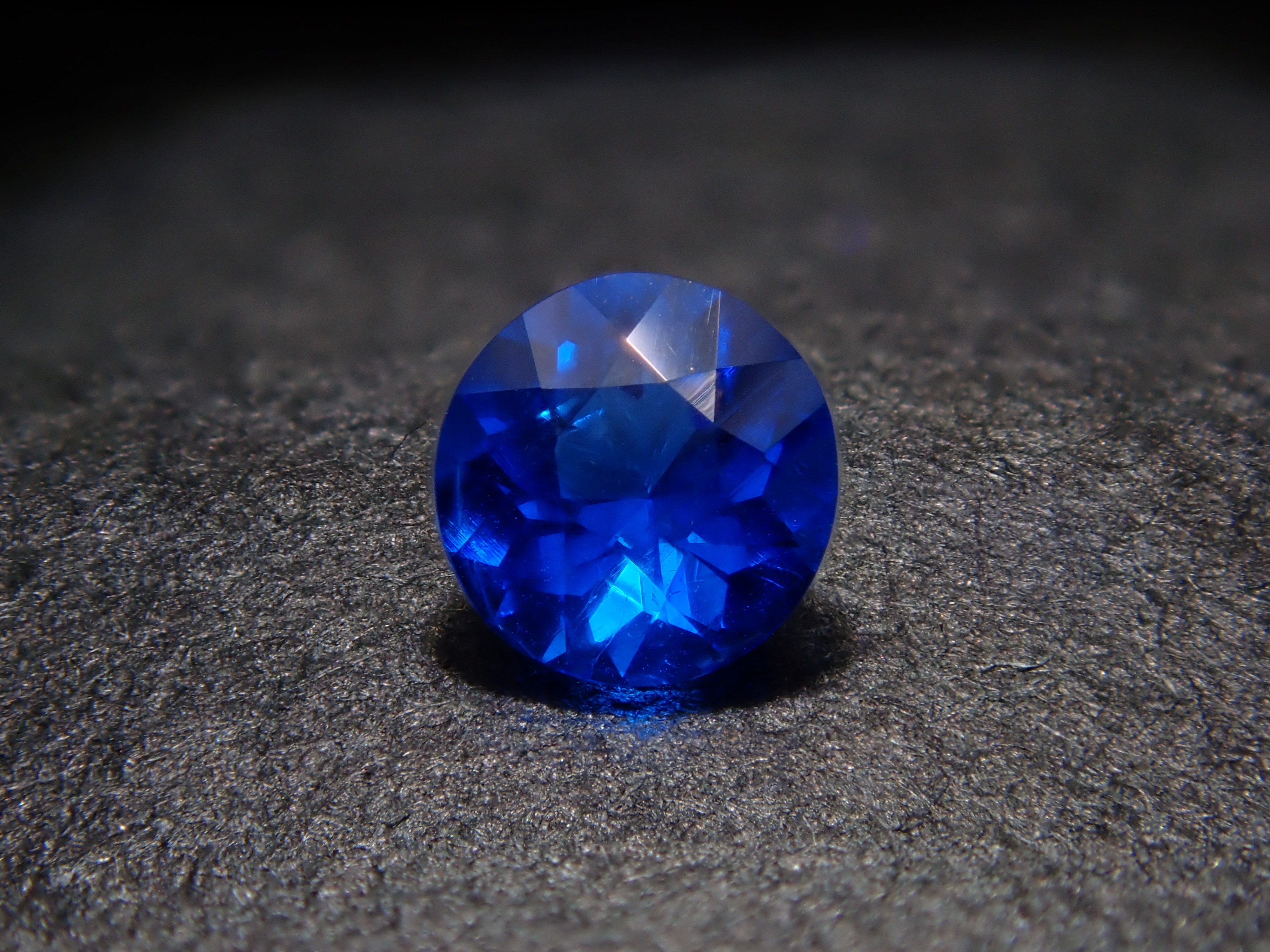 【1/9 22時販売】ドイツ産アウイナイト 2.7mm/0.076ctルース