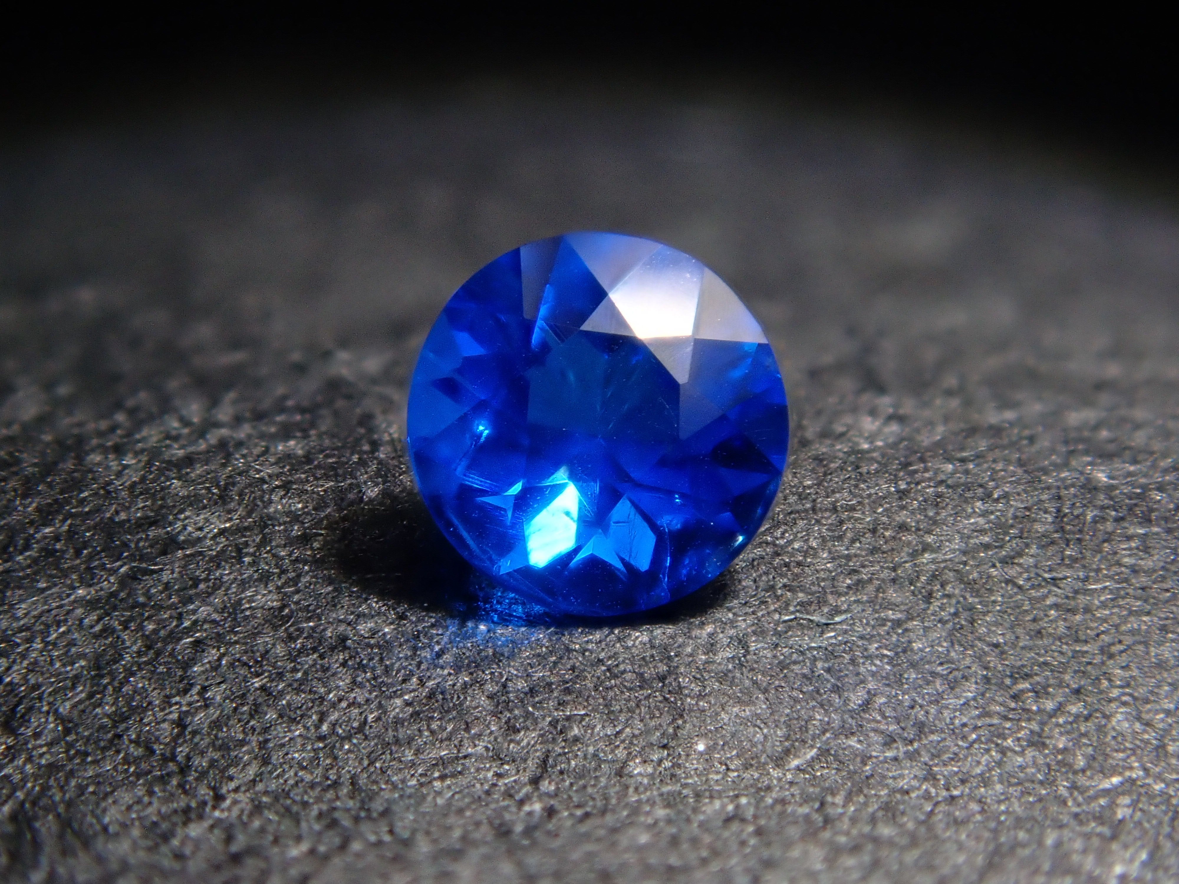 【1/9 22時販売】ドイツ産アウイナイト 2.7mm/0.076ctルース