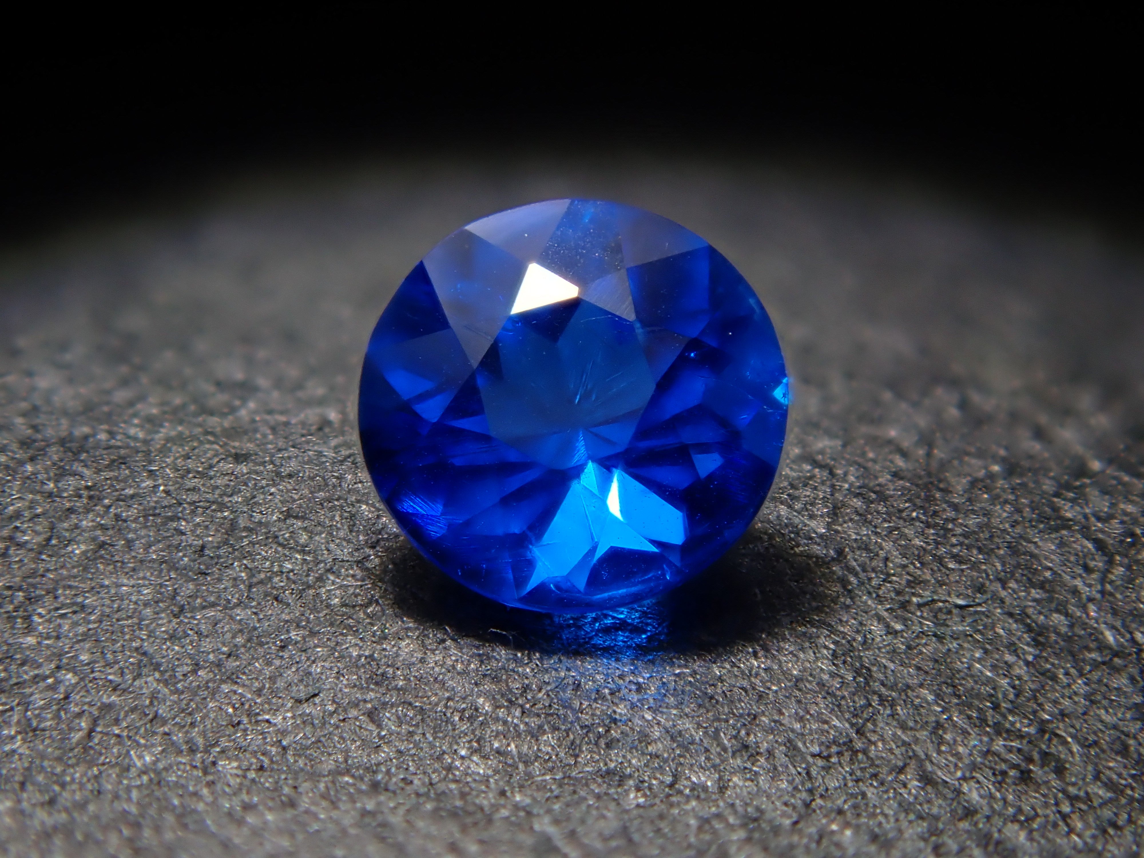 【1/9 22時販売】ドイツ産アウイナイト 2.7mm/0.076ctルース