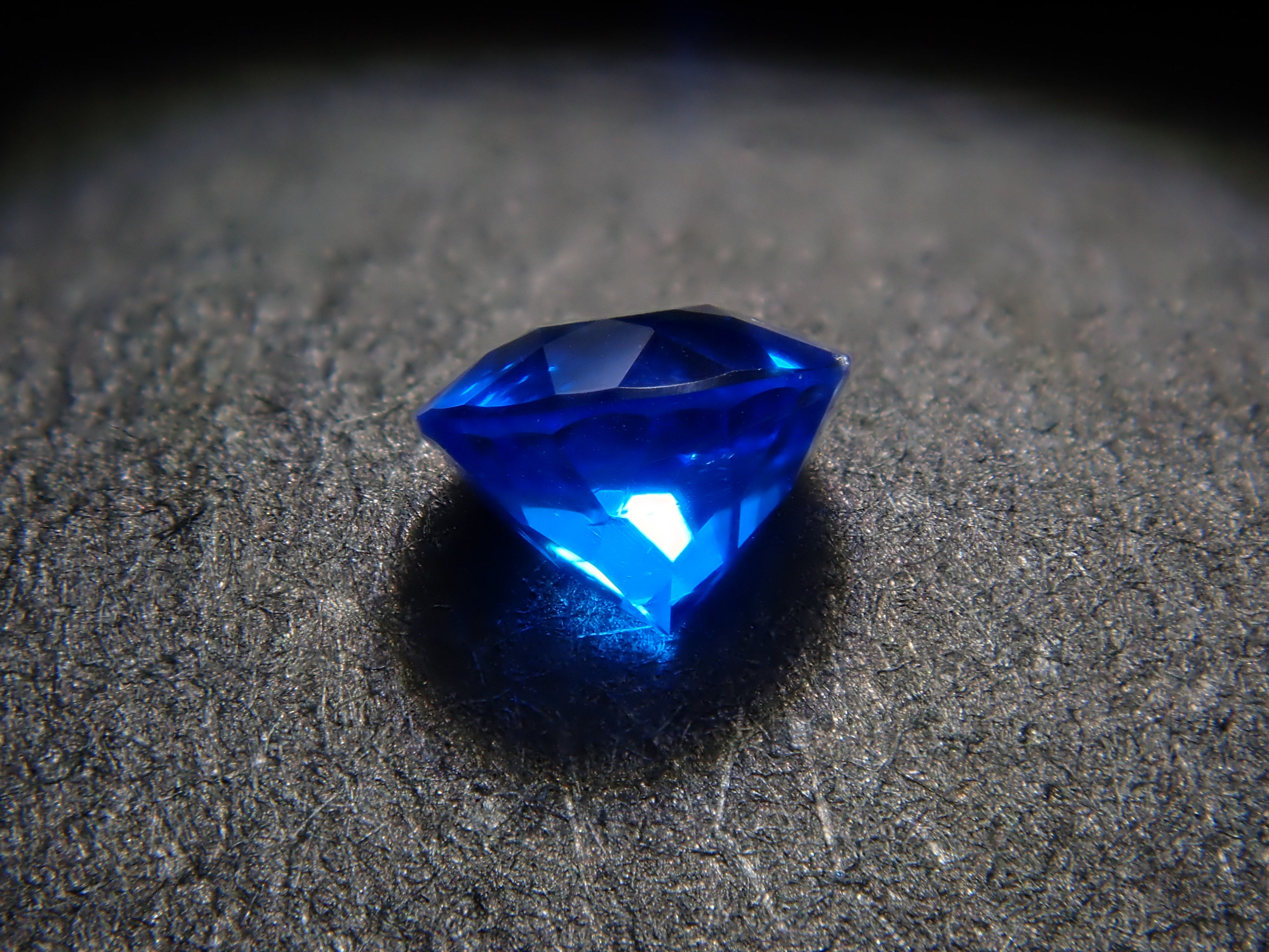 【1/9 22時販売】ドイツ産アウイナイト 2.7mm/0.076ctルース