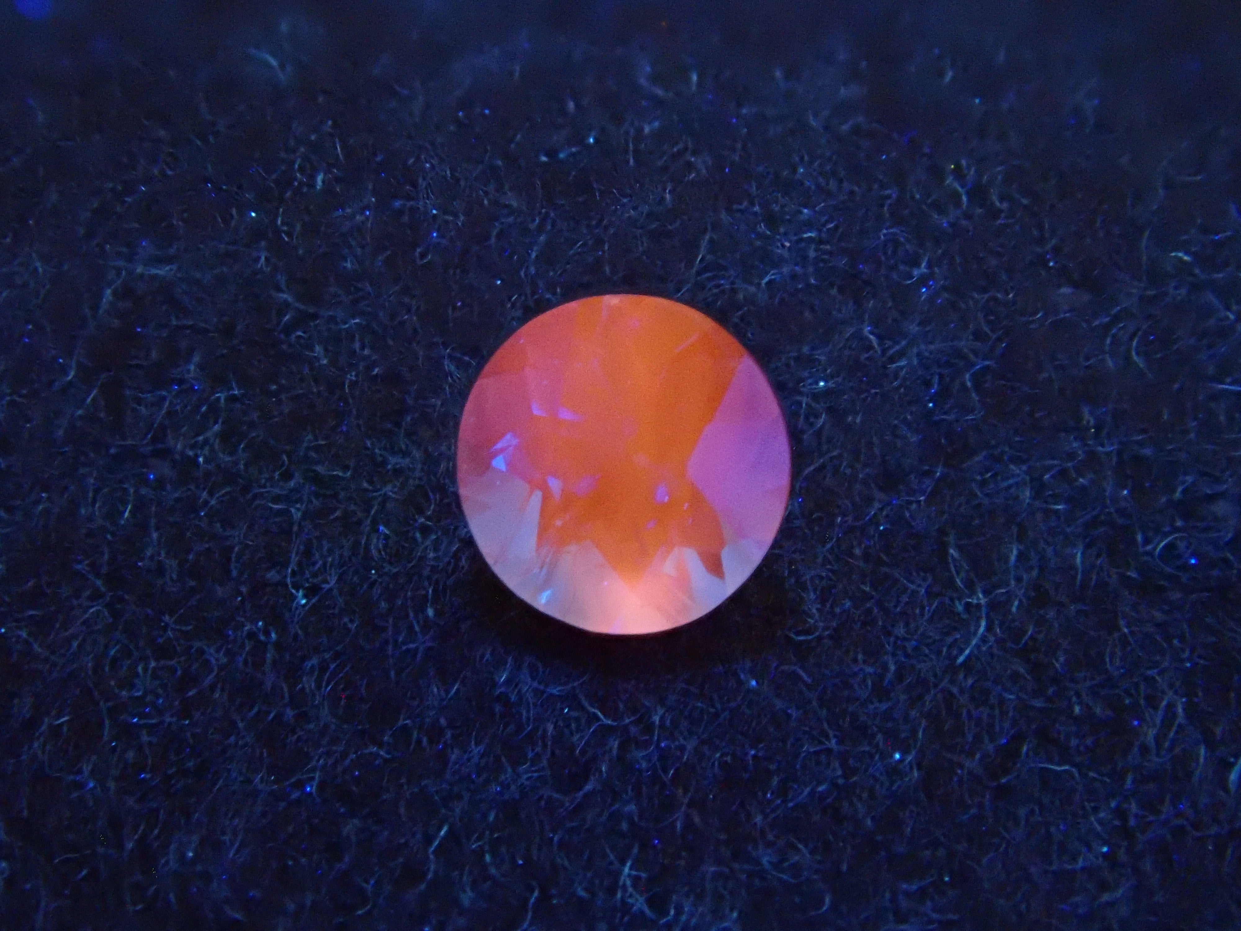 【1/9 22時販売】ドイツ産アウイナイト 2.7mm/0.076ctルース