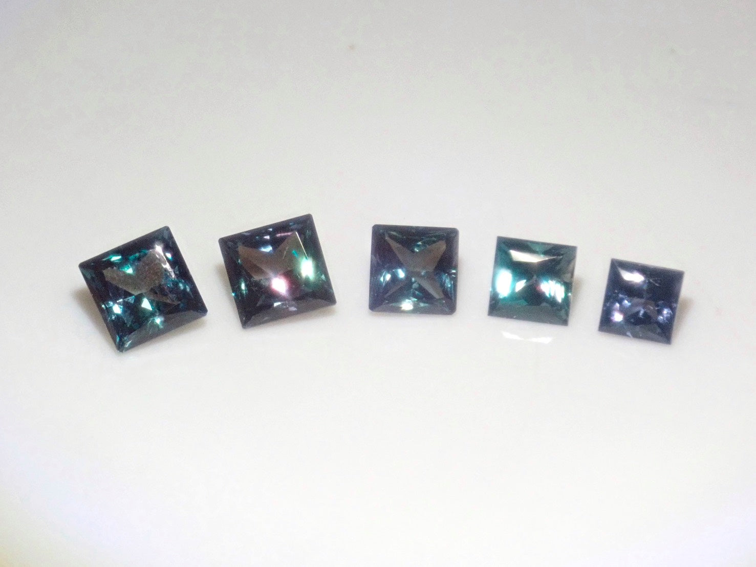 【2/23 22時販売】《限定5石》合成アレキサンドライトガチャ(プリンセスカット,3.5-4.5mm)《複数購入割引有》