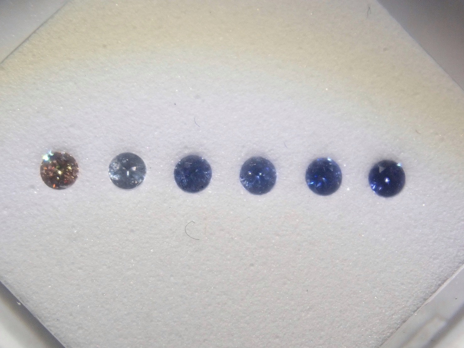 Benitoite Gradation 6 Stone Set (2.0mm, Round Cut, Including Top Quality) 《Multiple Purchase Discount Available》