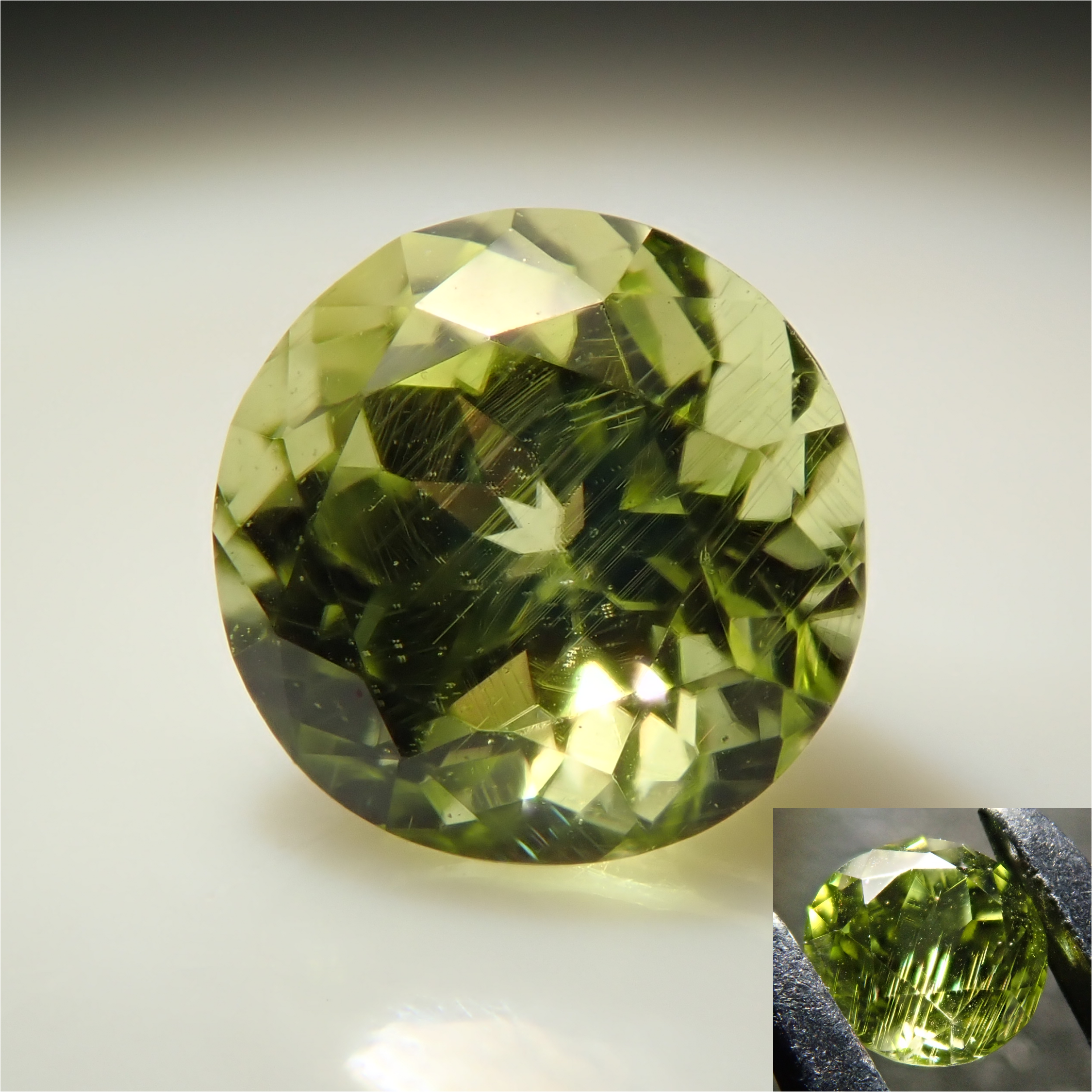 【12/6 22時販売】インドネシア産パラサイティックペリドット 3.8mm/0.267ctルース