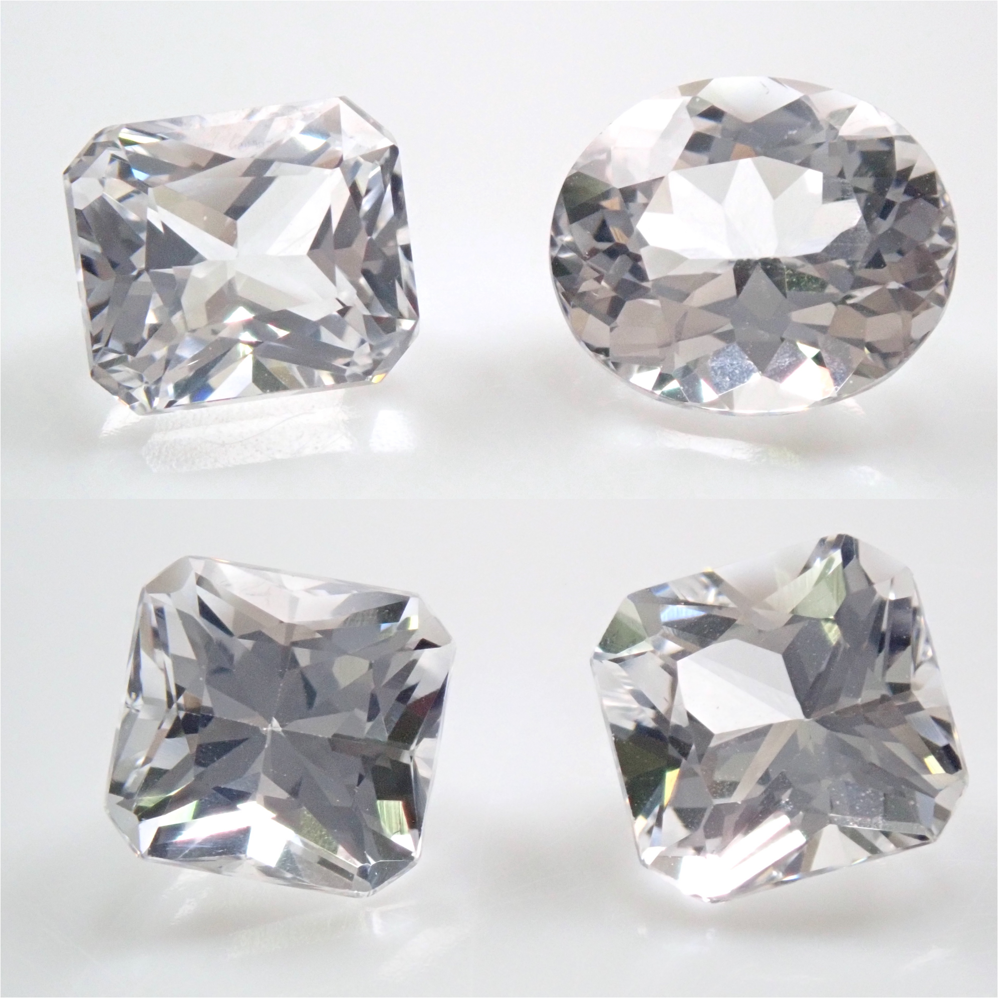 ブラジル産ホワイトトパーズ1石ルース（平均2.1ct）《複数購入割引有》