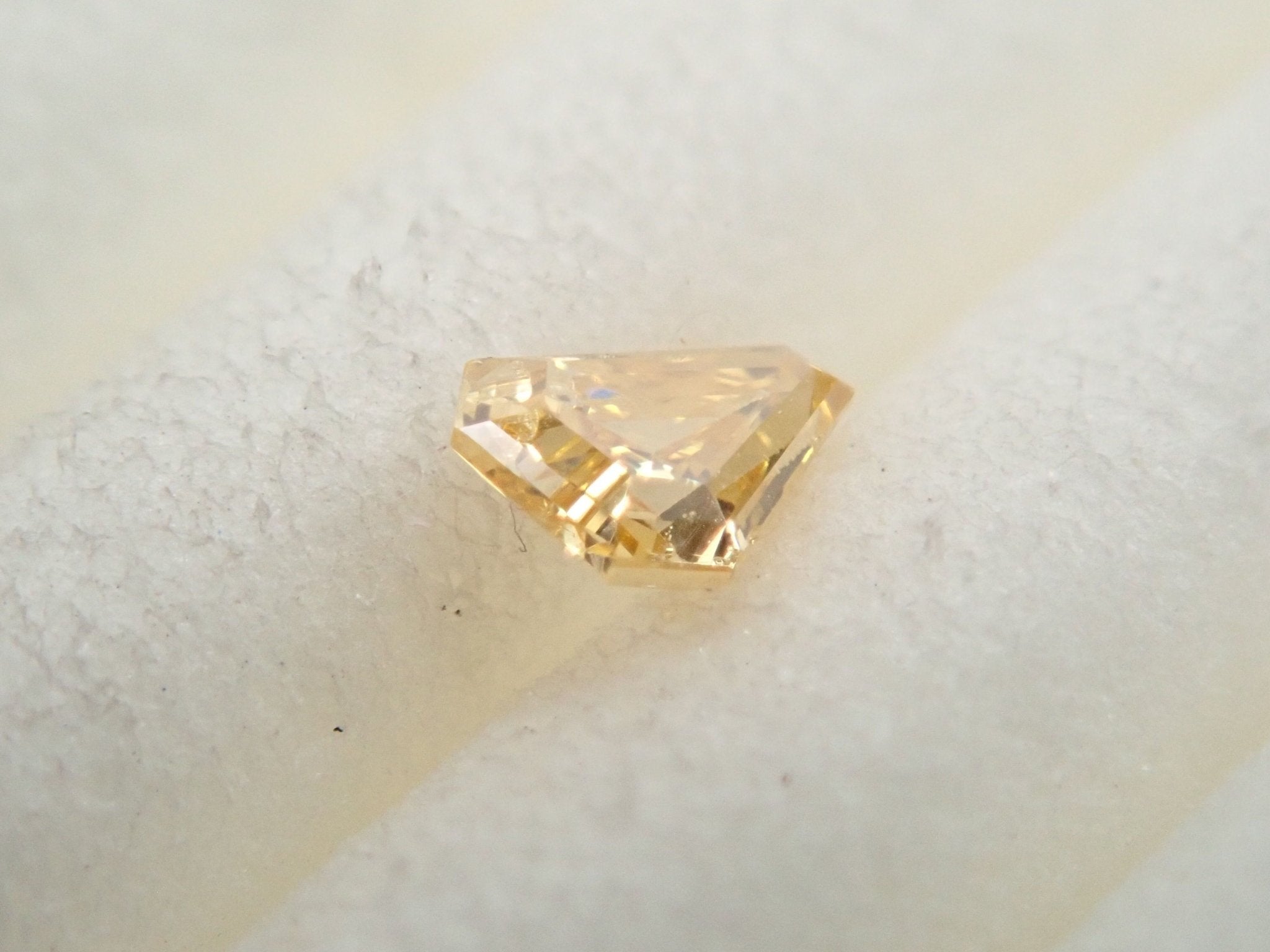 イエローダイヤモンド 0.071ctルース(FANCY INTENSE ORANGY YELLOW, SI2) - KARATZ STORE|カラッツSTORE
