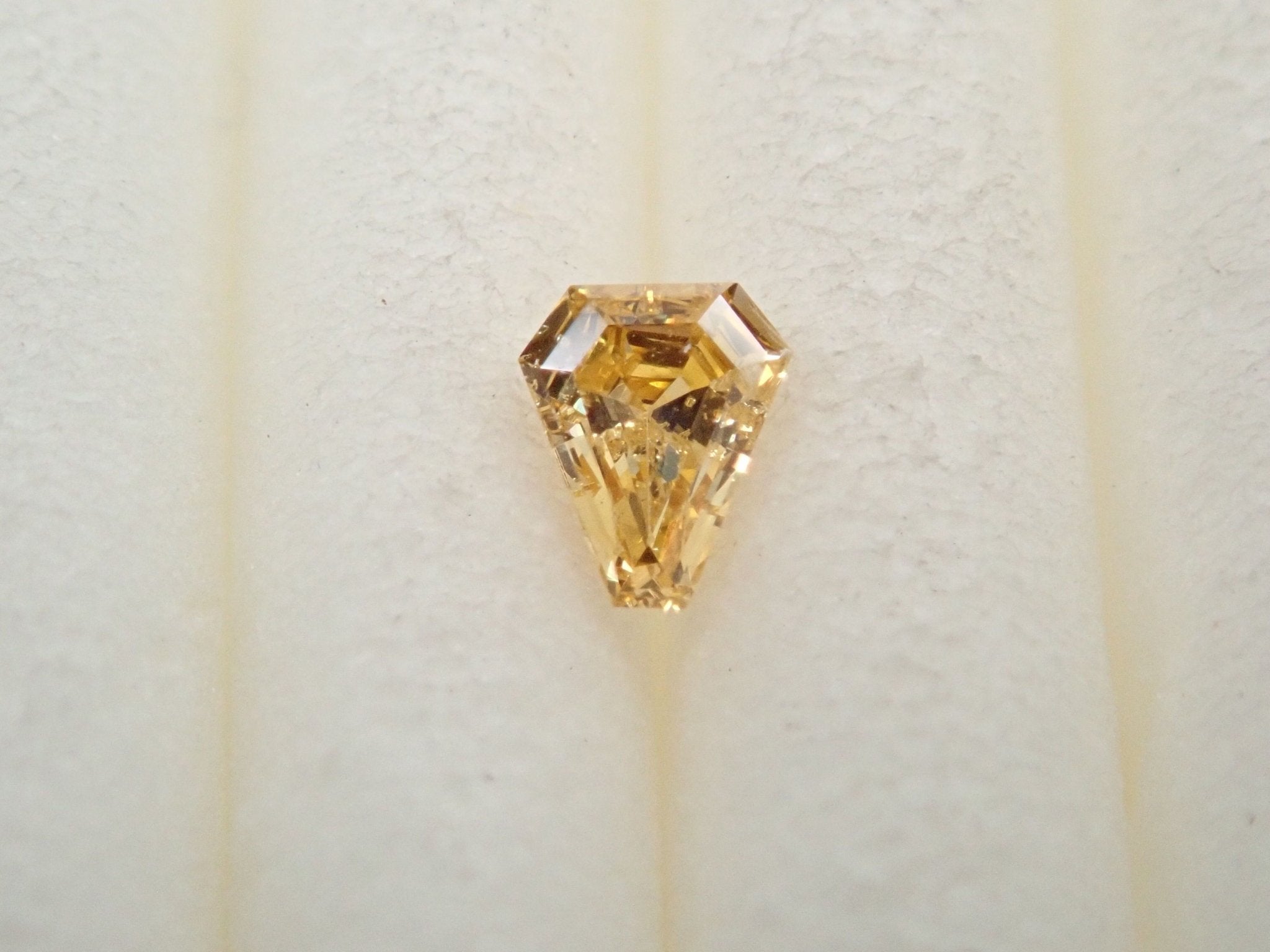 イエローダイヤモンド 0.071ctルース(FANCY INTENSE ORANGY YELLOW, SI2) - KARATZ STORE|カラッツSTORE