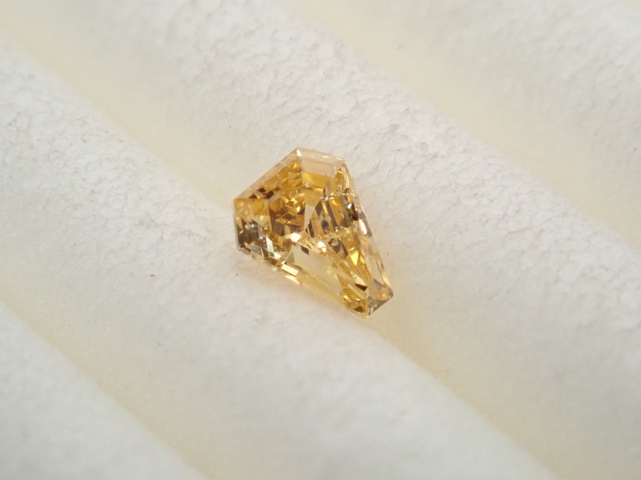 イエローダイヤモンド 0.071ctルース(FANCY INTENSE ORANGY YELLOW, SI2) - KARATZ STORE|カラッツSTORE