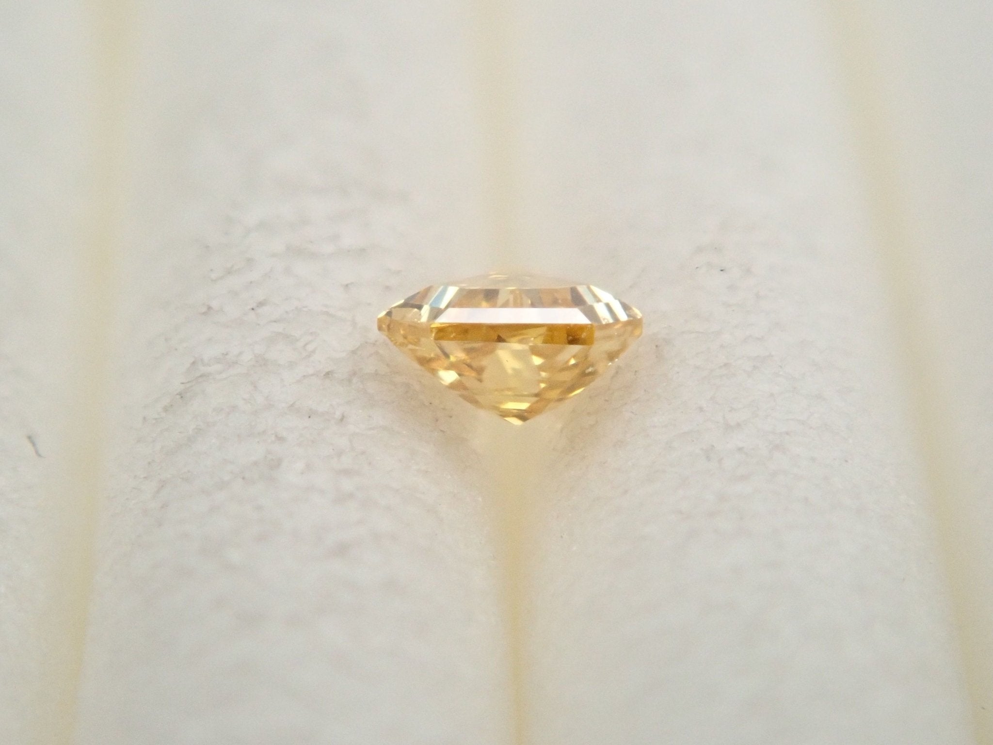 イエローダイヤモンド 0.071ctルース(FANCY INTENSE ORANGY YELLOW, SI2) - KARATZ STORE|カラッツSTORE