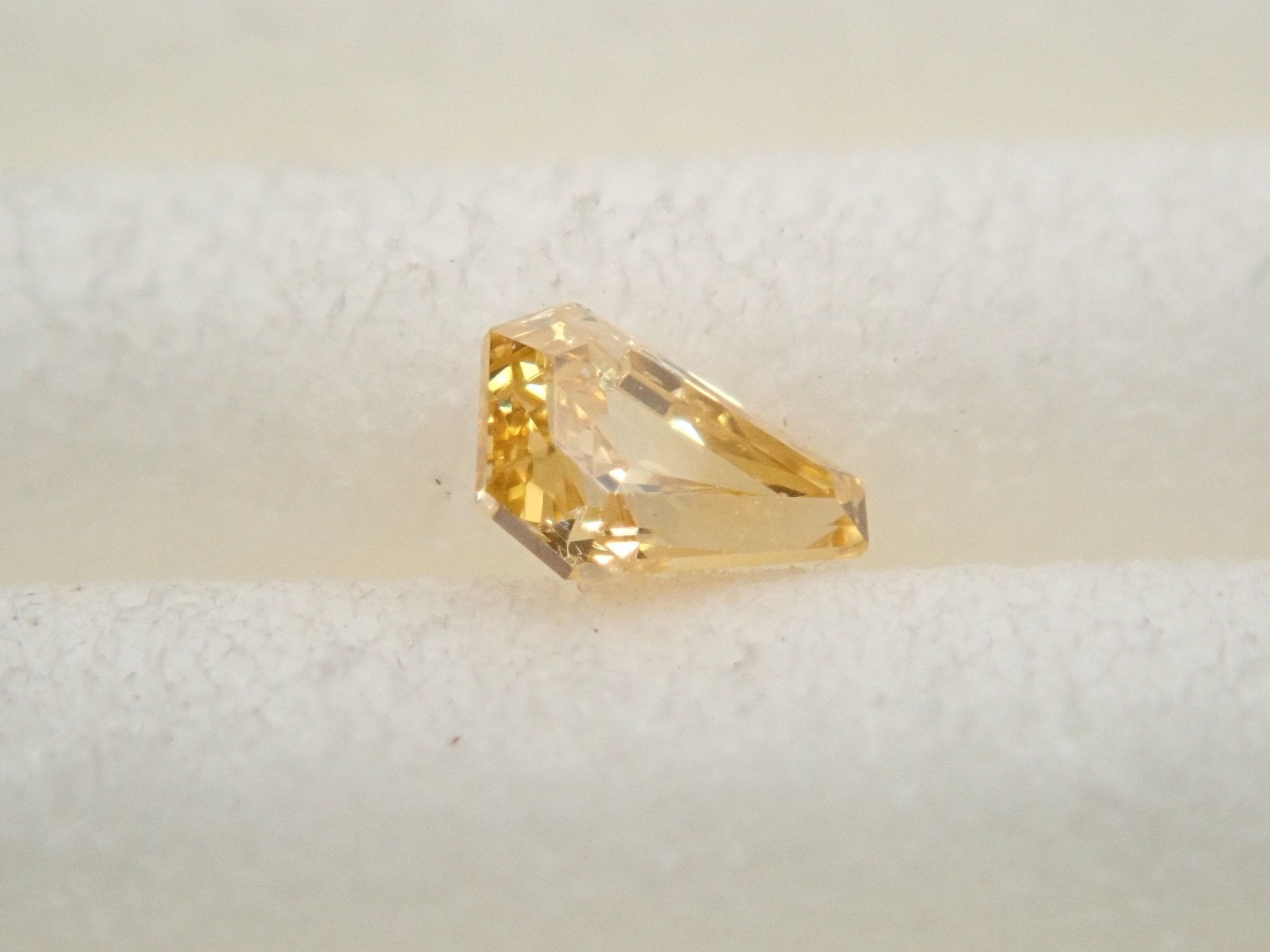イエローダイヤモンド 0.071ctルース(FANCY INTENSE ORANGY YELLOW, SI2) - KARATZ STORE|カラッツSTORE