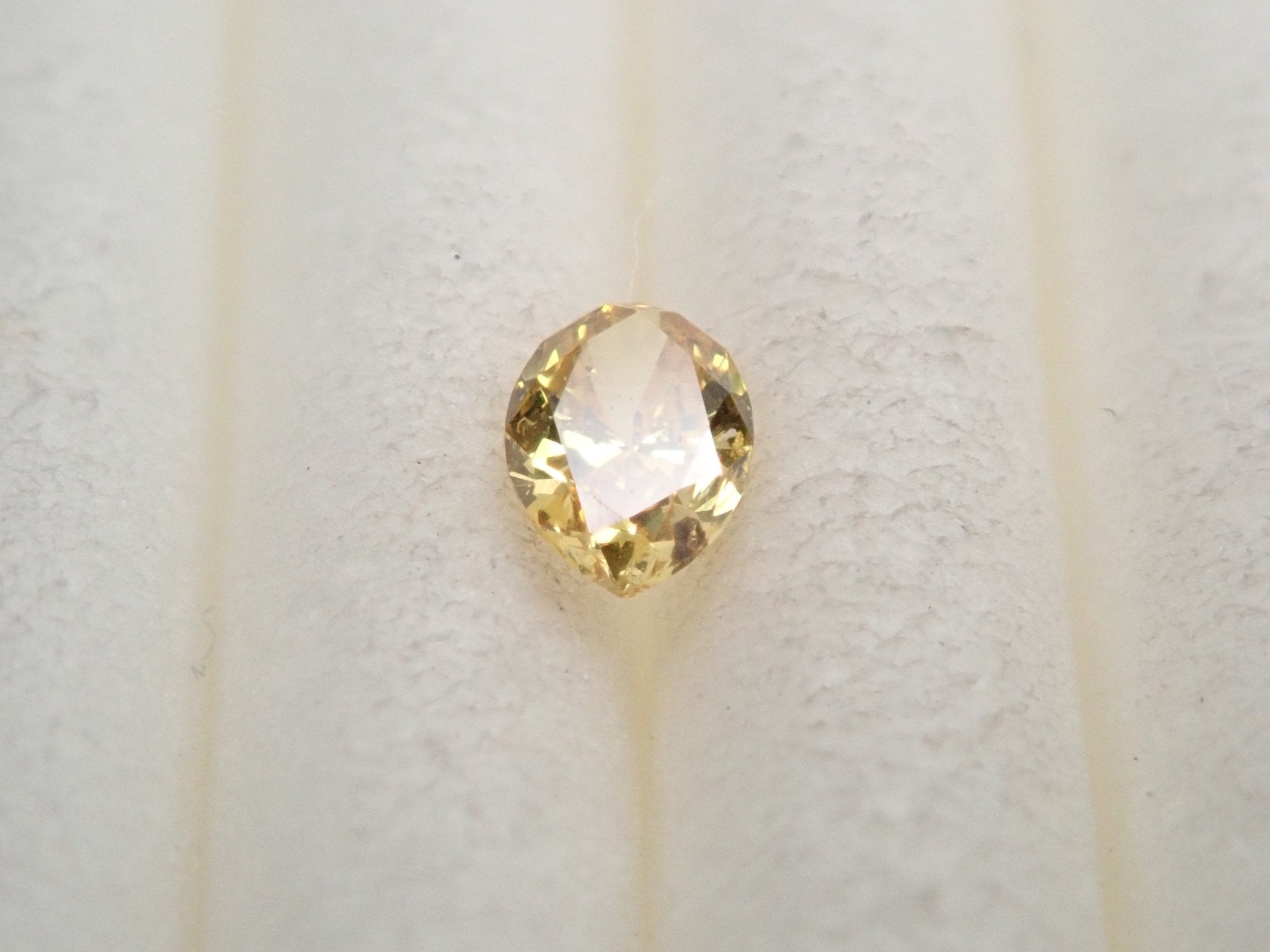 イエローダイヤモンド 0.081ctルース(FANCY DEEP YELLOW, SI2) - KARATZ STORE|カラッツSTORE