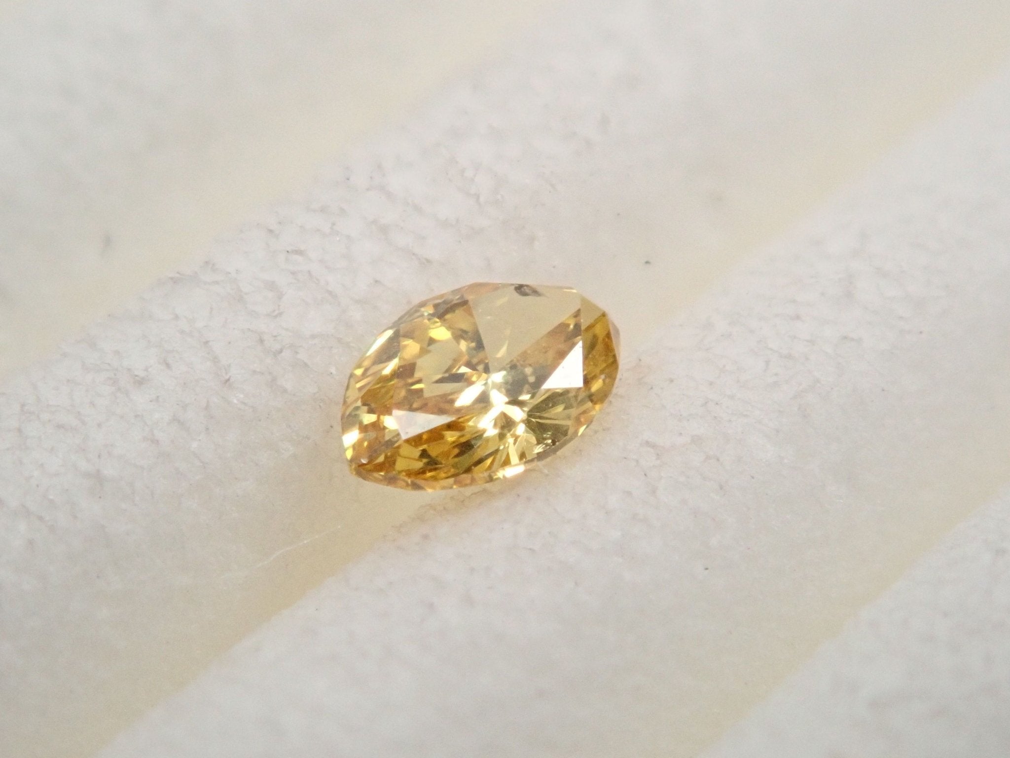 イエローダイヤモンド 0.081ctルース(FANCY DEEP YELLOW, SI2) - KARATZ STORE|カラッツSTORE