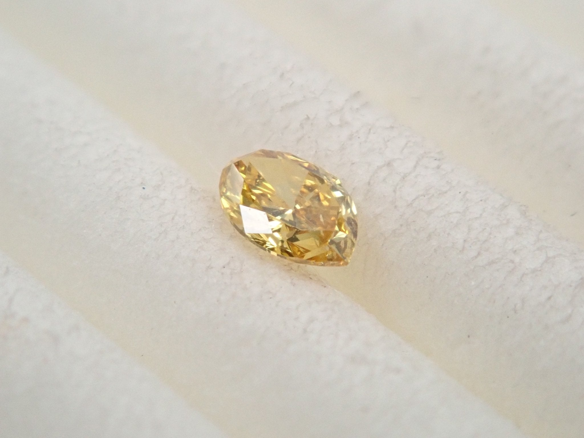 イエローダイヤモンド 0.081ctルース(FANCY DEEP YELLOW, SI2) - KARATZ STORE|カラッツSTORE