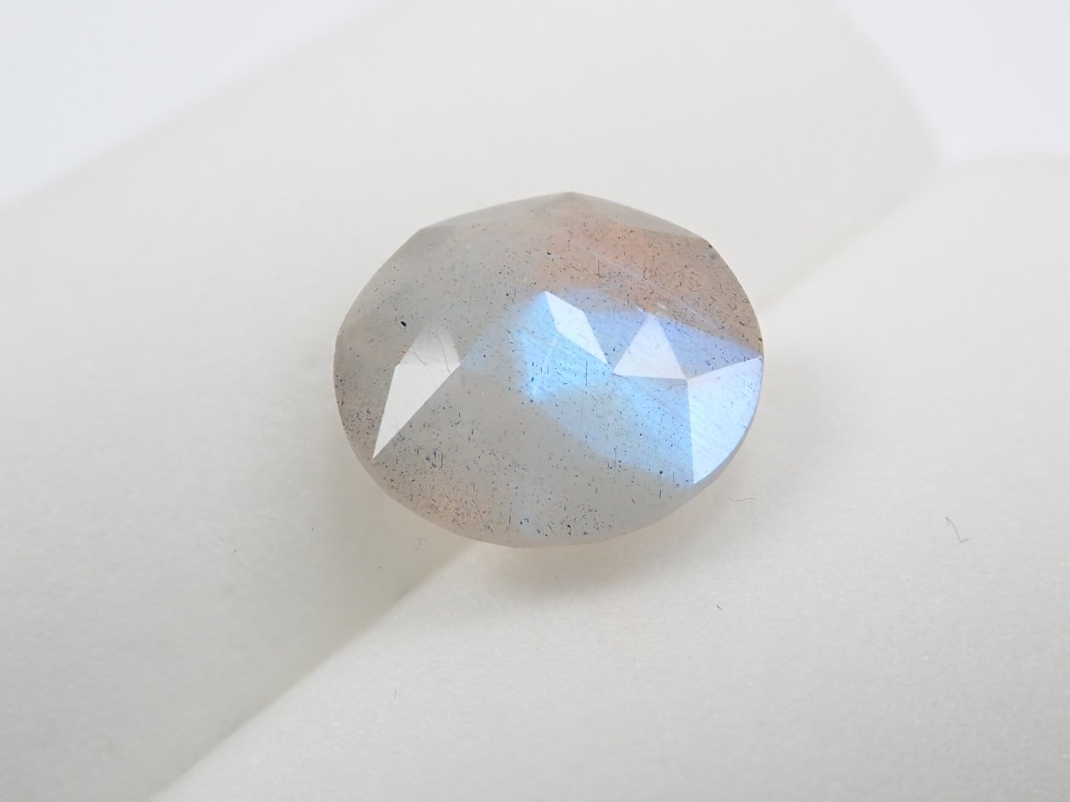 【カメリアカット】カナダ産ラブラドライト(通称名:ブルームーンストーン) 12mm/5.594ct《コラボ》ルース ワッペン付 - カラッツSTORE