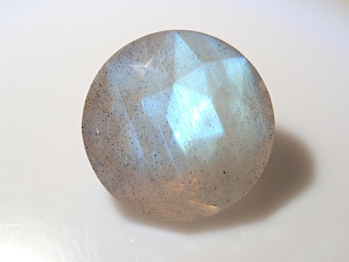 【カメリアカット】カナダ産ラブラドライト(通称名:ブルームーンストーン) 12mm/5.594ct《コラボ》ルース ワッペン付 - カラッツSTORE