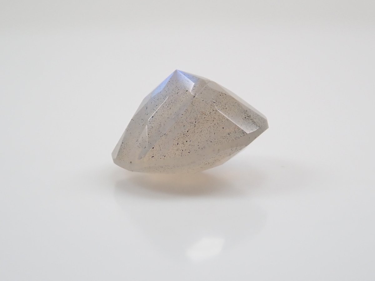 【カメリアカット】カナダ産ラブラドライト(通称名:ブルームーンストーン) 12mm/5.594ct《コラボ》ルース ワッペン付 - カラッツSTORE