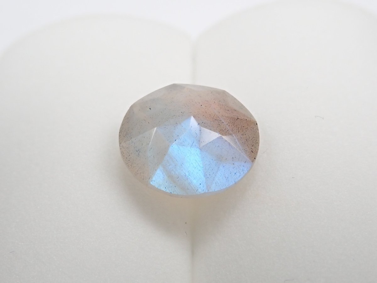 【カメリアカット】カナダ産ラブラドライト(通称名:ブルームーンストーン) 12mm/5.594ct《コラボ》ルース ワッペン付 - カラッツSTORE
