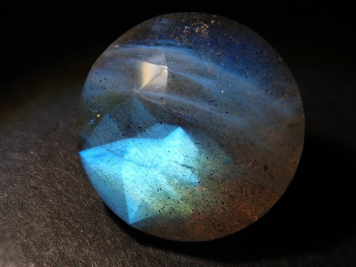 【カメリアカット】カナダ産ラブラドライト(通称名:ブルームーンストーン) 12mm/5.660ct《コラボ》ルース ワッペン付 - カラッツSTORE