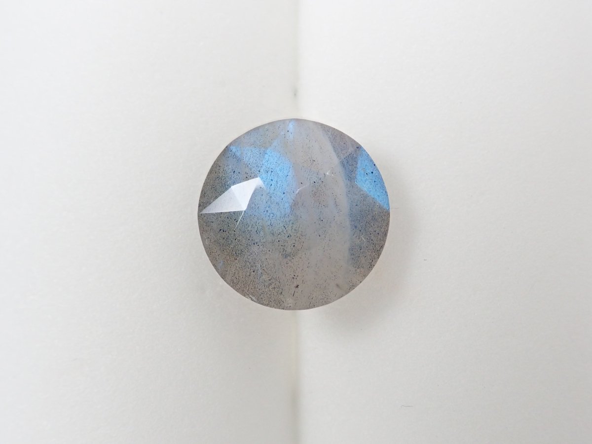 【カメリアカット】カナダ産ラブラドライト(通称名:ブルームーンストーン) 12mm/5.660ct《コラボ》ルース ワッペン付 - カラッツSTORE