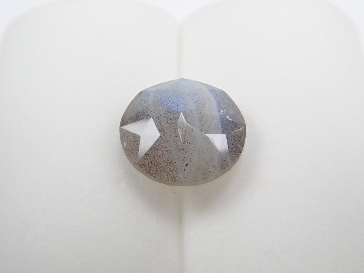 【カメリアカット】カナダ産ラブラドライト(通称名:ブルームーンストーン) 12mm/5.660ct《コラボ》ルース ワッペン付 - カラッツSTORE