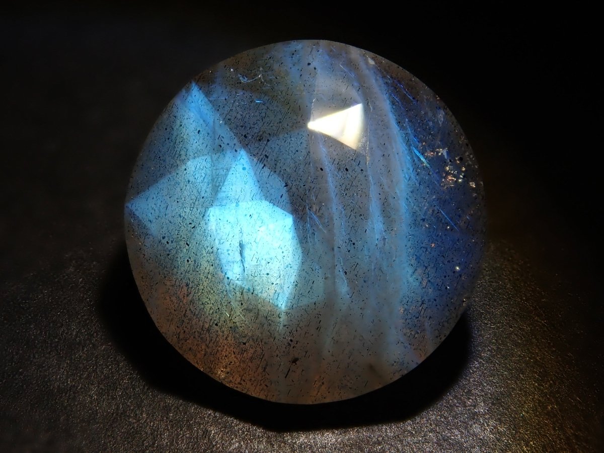 【カメリアカット】カナダ産ラブラドライト(通称名:ブルームーンストーン) 12mm/5.660ct《コラボ》ルース ワッペン付 - カラッツSTORE