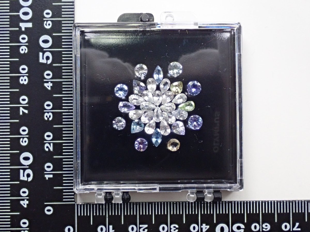 《再入荷》【宝石商の道具】ゲルタックケース3個セット《透明・黒背景の2種類有》(ブルーサファイア3石付) - カラッツSTORE