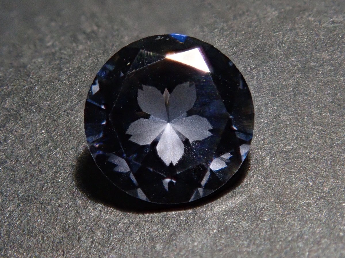 【さくらインカット】グレースピネル 5.5mmルース ワッペン付(プラチナスピネル) - カラッツSTORE