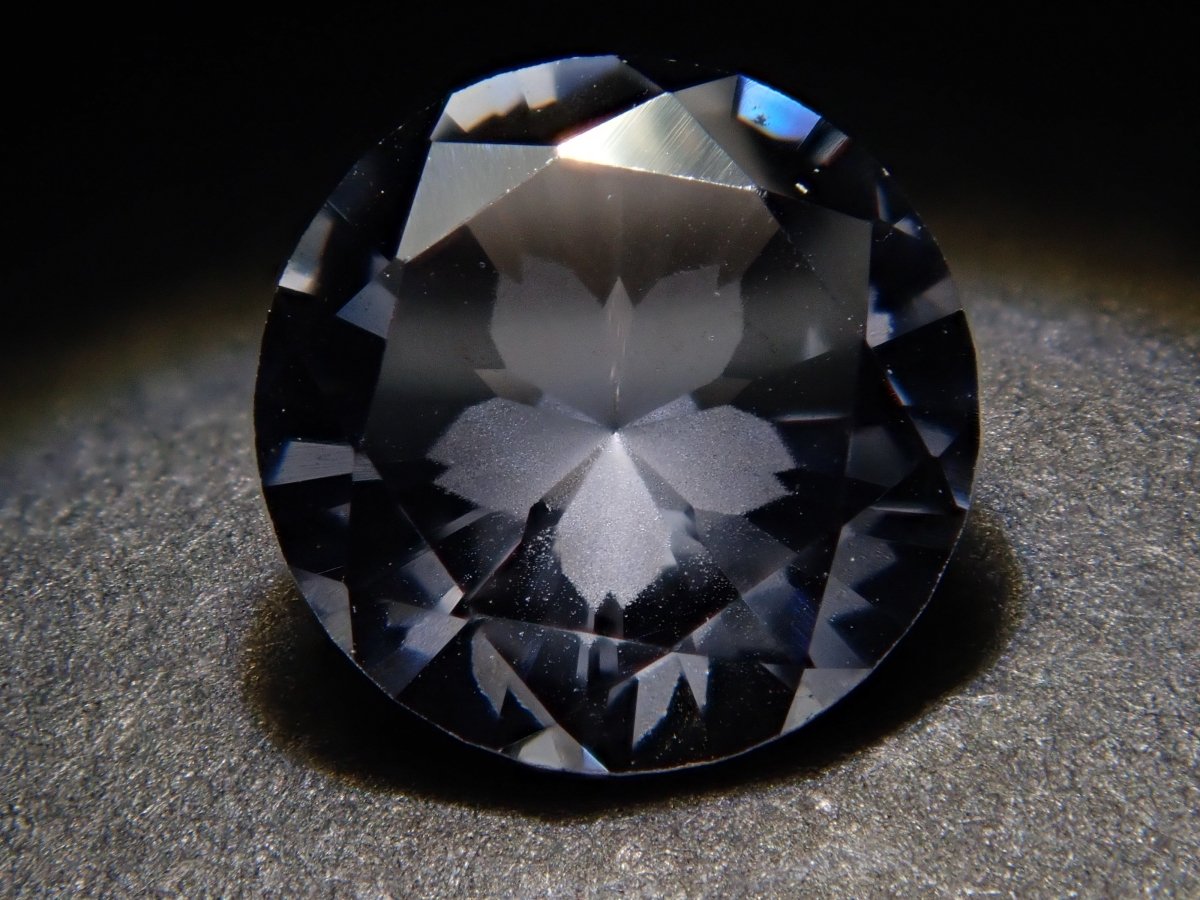 【さくらインカット】グレースピネル 5.5mmルース ワッペン付(プラチナスピネル) - カラッツSTORE