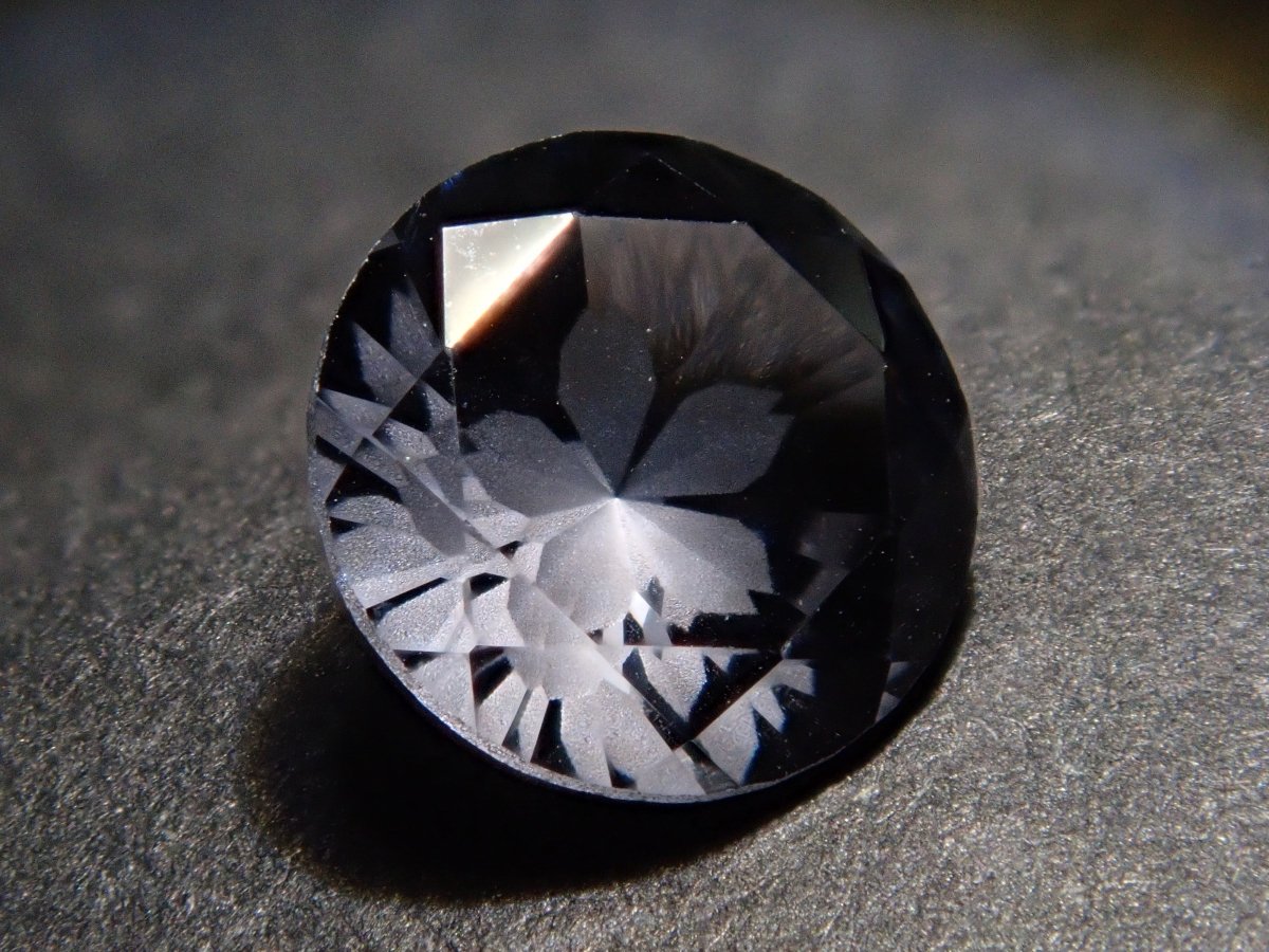 【さくらインカット】グレースピネル 5.5mmルース ワッペン付(プラチナスピネル) - カラッツSTORE