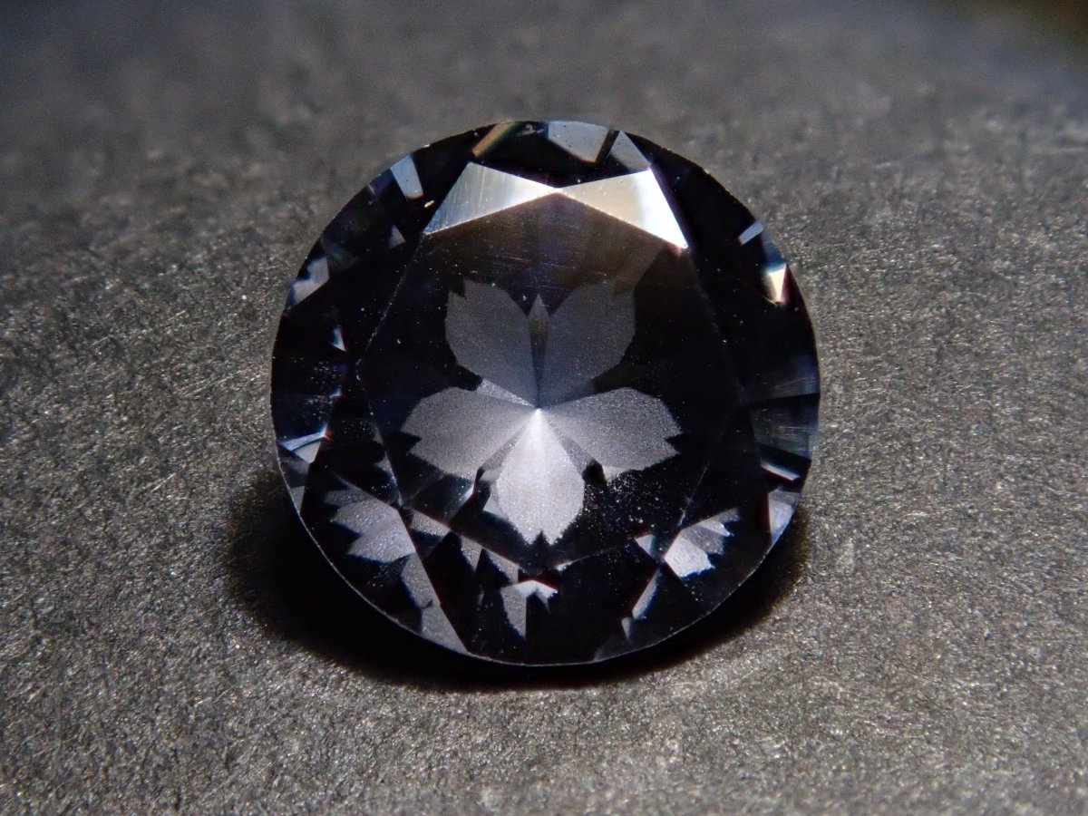 【さくらインカット】グレースピネル 5.5mmルース ワッペン付(プラチナスピネル) - カラッツSTORE