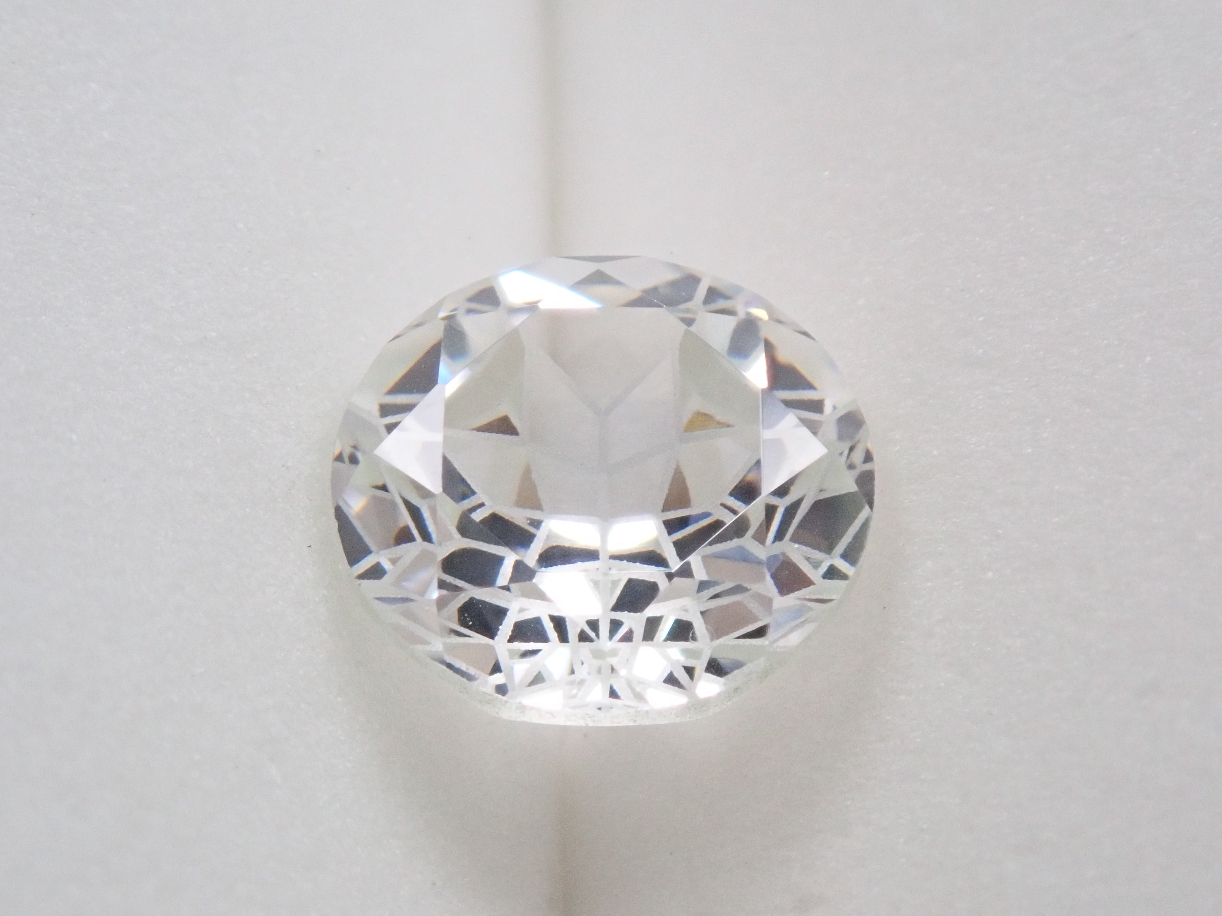 【ダンデライオンカット】YAG(イットリウムアルミニウムガーネット) 9mm/4.121ct《コラボ》ルース ワッペン付