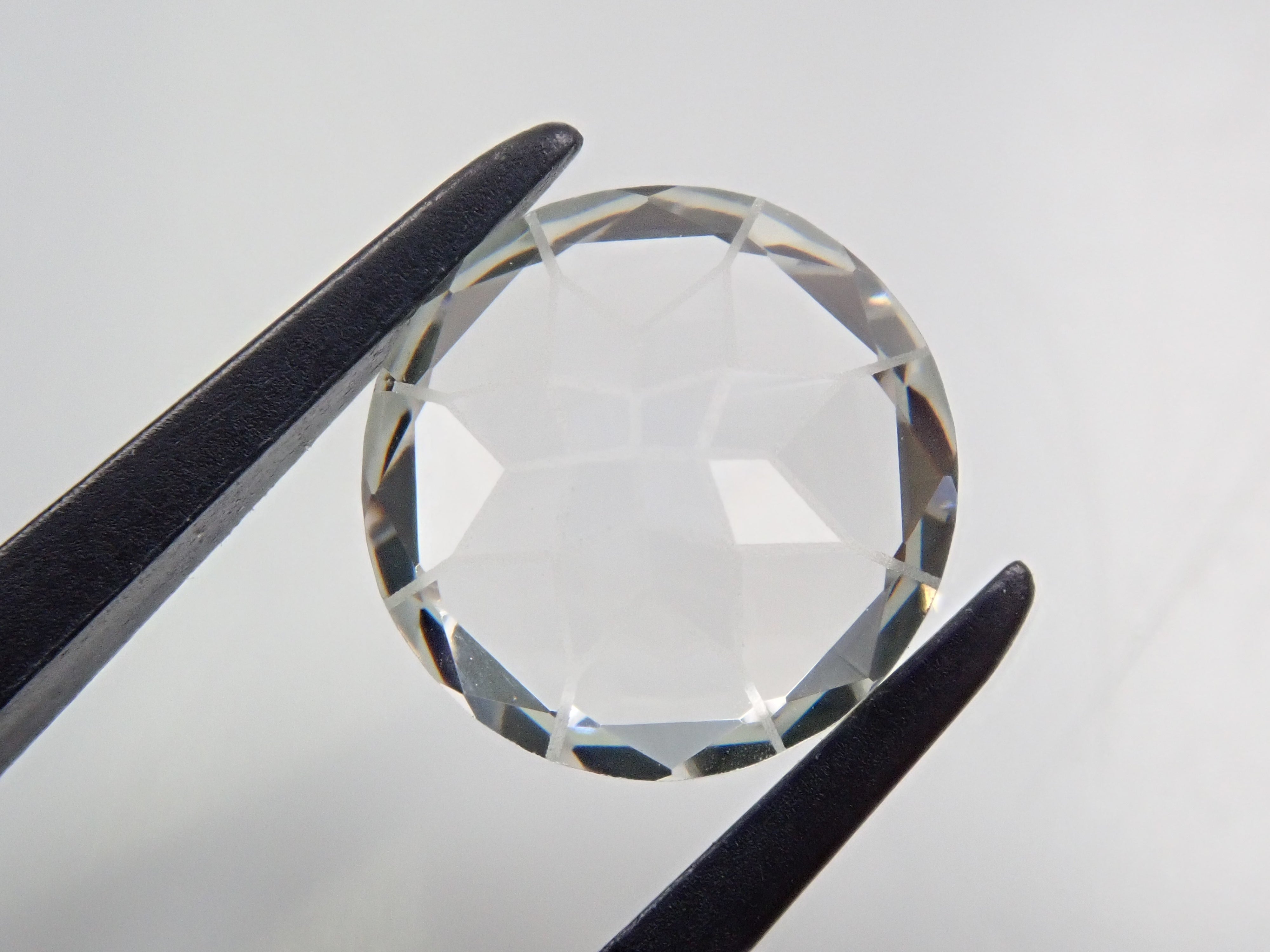 【ダンデライオンカット】YAG(イットリウムアルミニウムガーネット) 9mm/4.121ct《コラボ》ルース ワッペン付