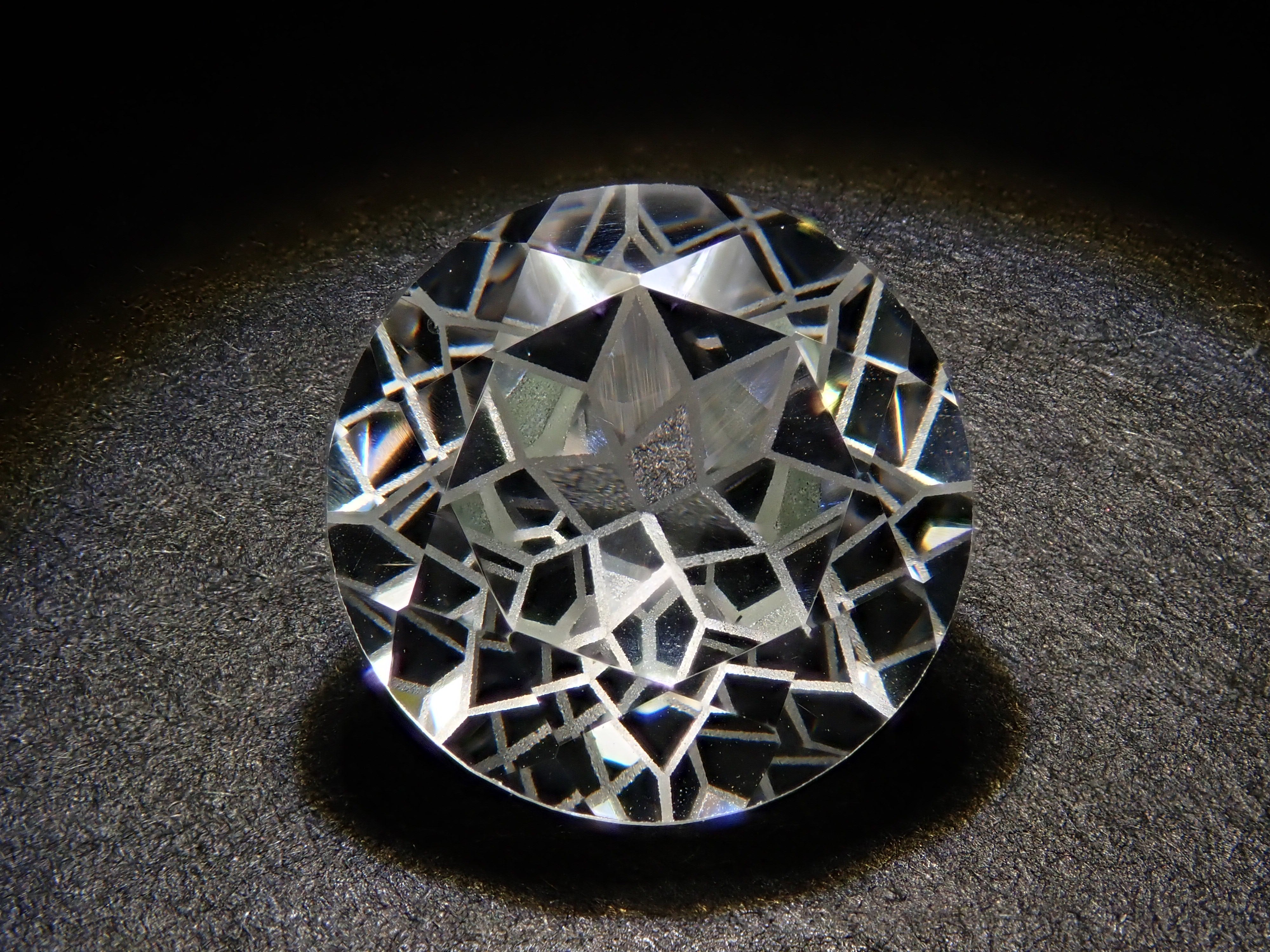 【ダンデライオンカット】YAG(イットリウムアルミニウムガーネット) 9mm/4.121ct《コラボ》ルース ワッペン付