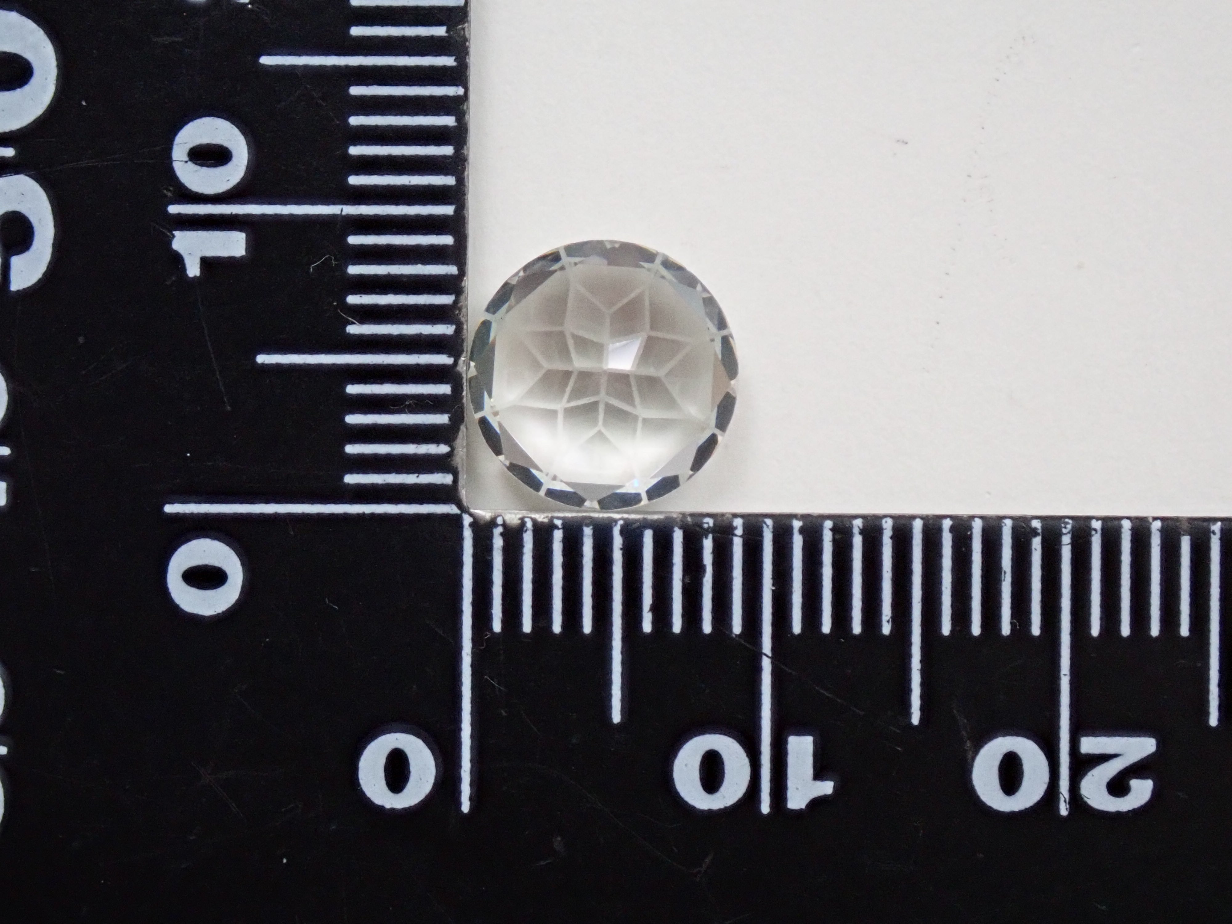 【ダンデライオンカット】YAG(イットリウムアルミニウムガーネット) 9mm/4.121ct《コラボ》ルース ワッペン付