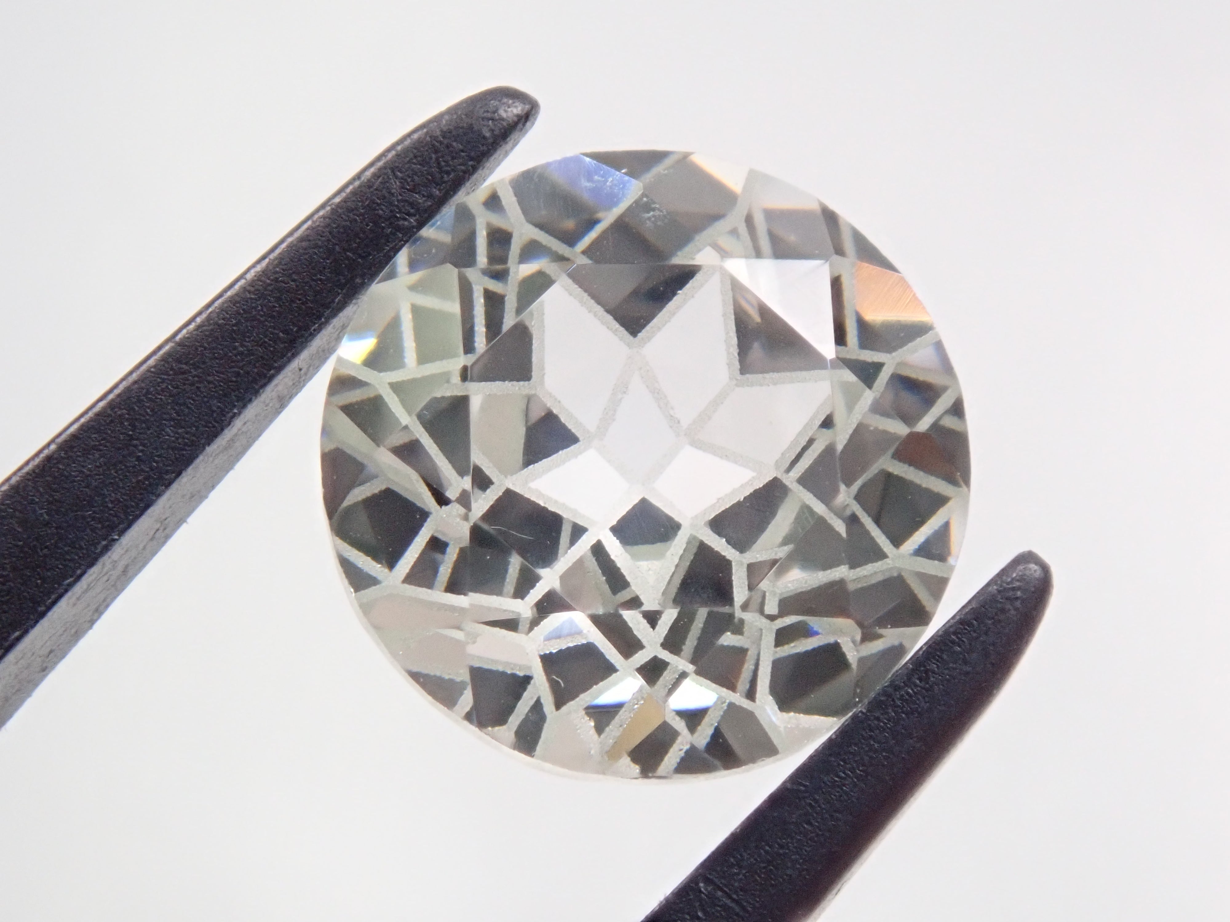 【ダンデライオンカット】YAG(イットリウムアルミニウムガーネット)8mm/2.752ctルース