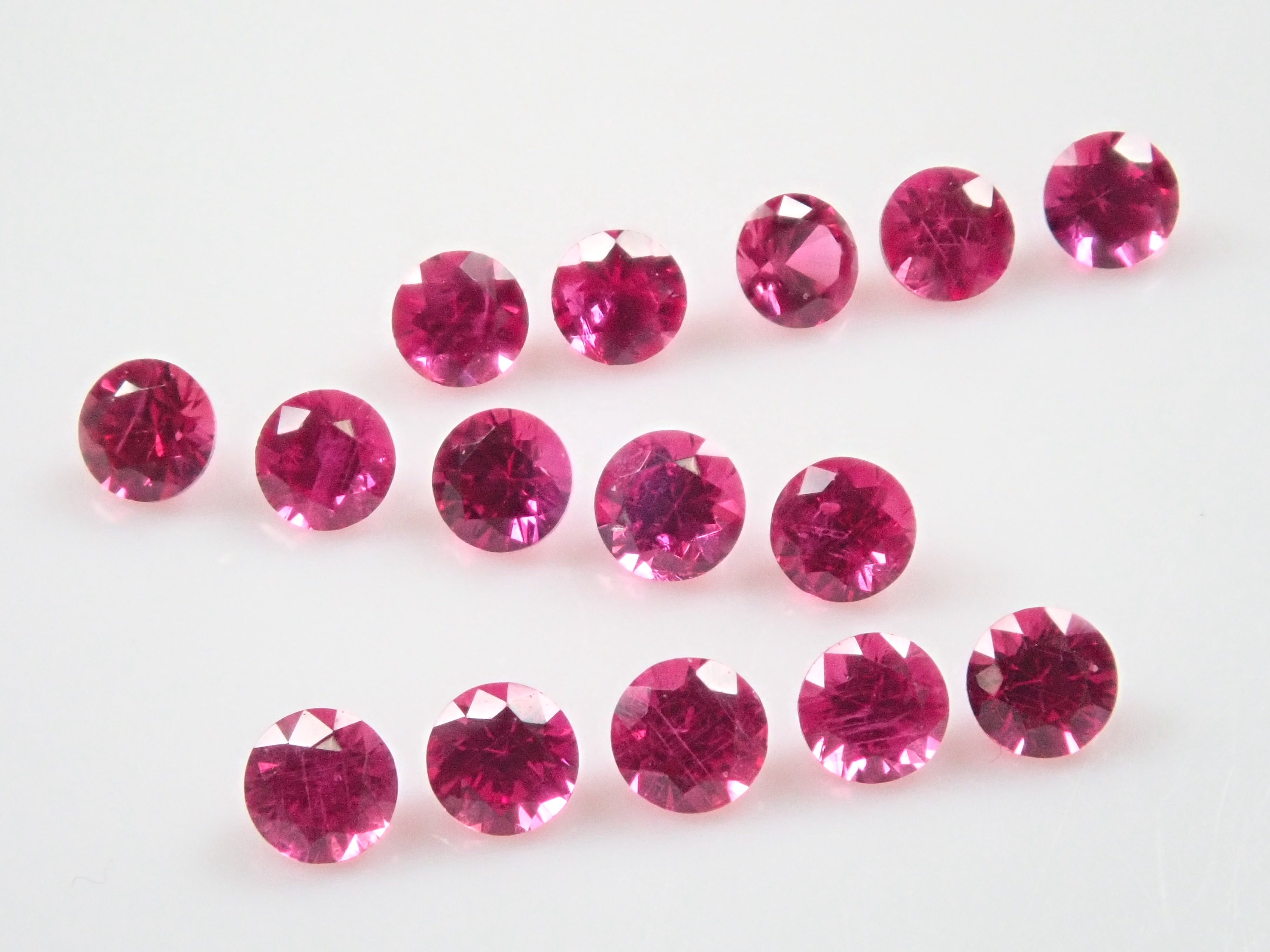 グリーンランド産ルビー 1石(ラウンドカット,2mm)