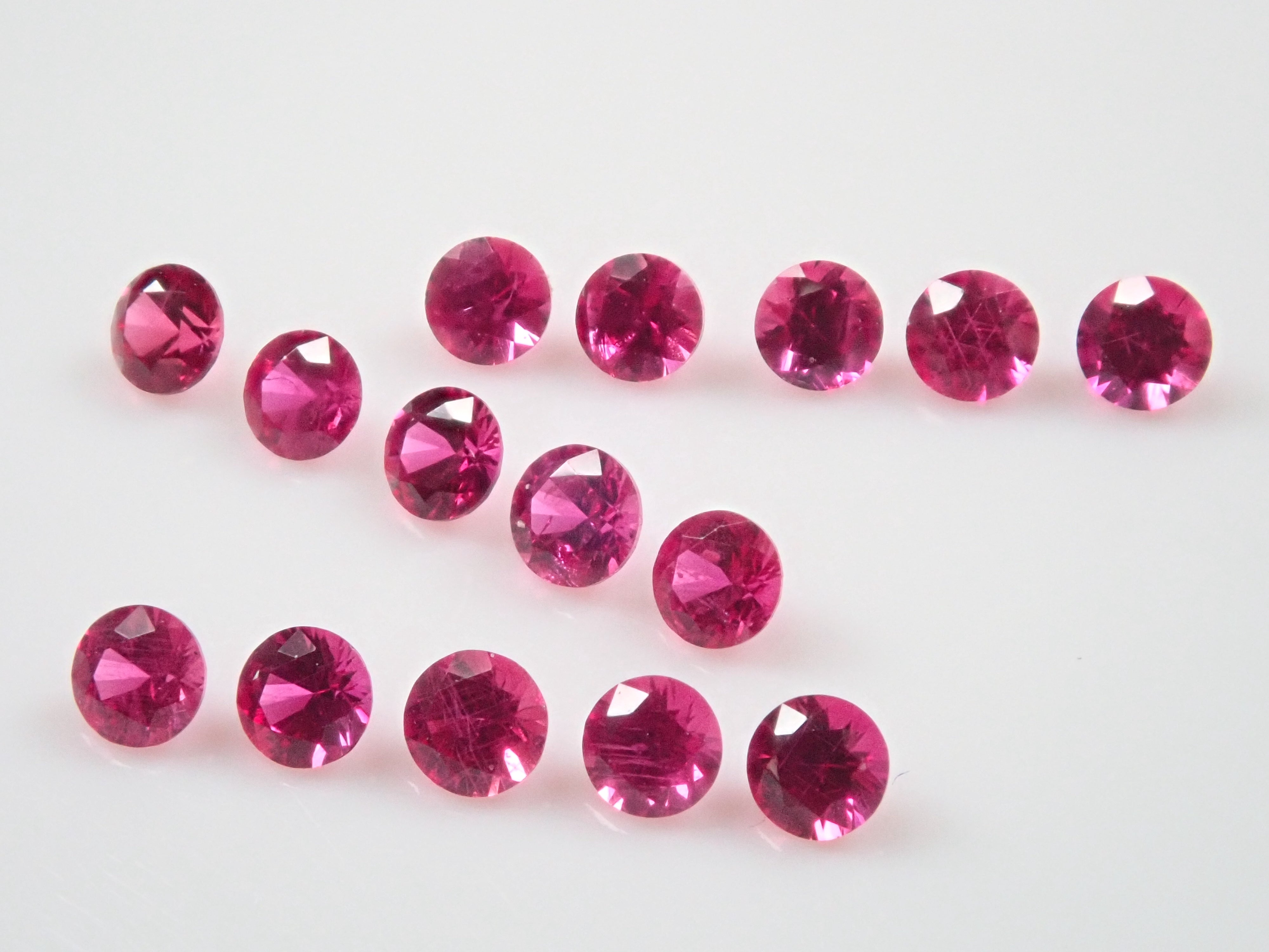 グリーンランド産ルビー 1石(ラウンドカット,2mm)