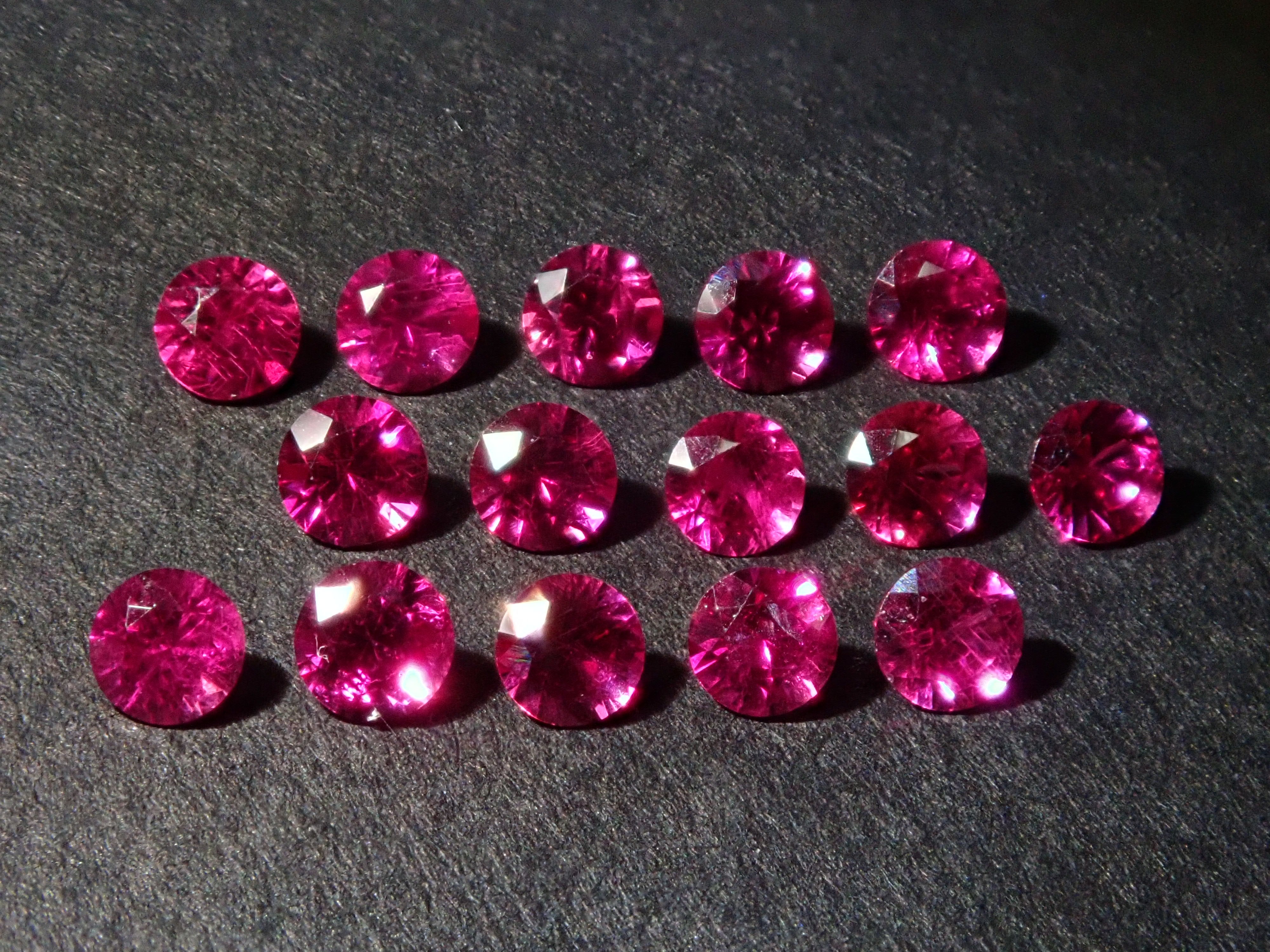グリーンランド産ルビー 1石(ラウンドカット,2mm)