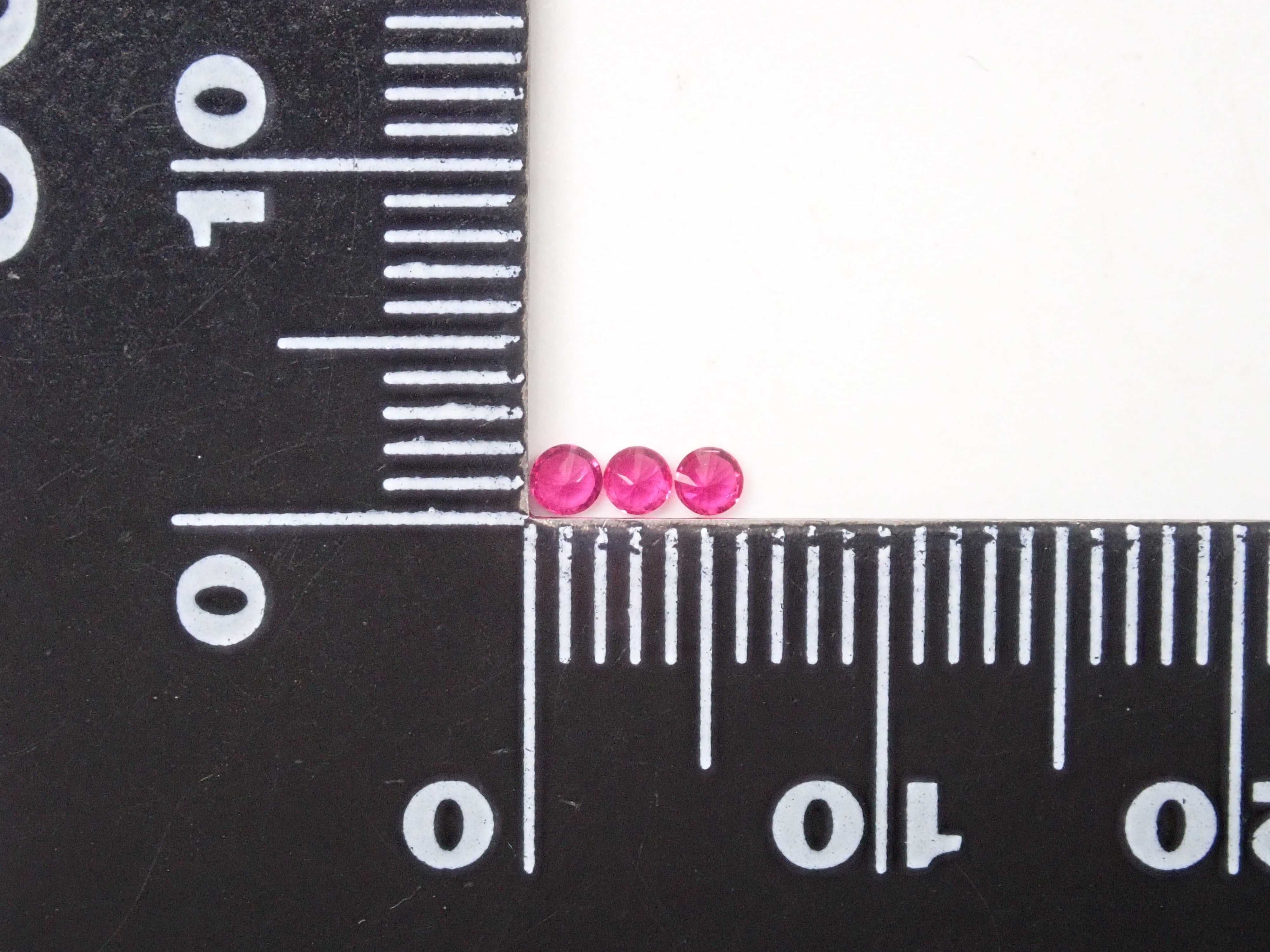 グリーンランド産ルビー 1石(ラウンドカット,2mm)