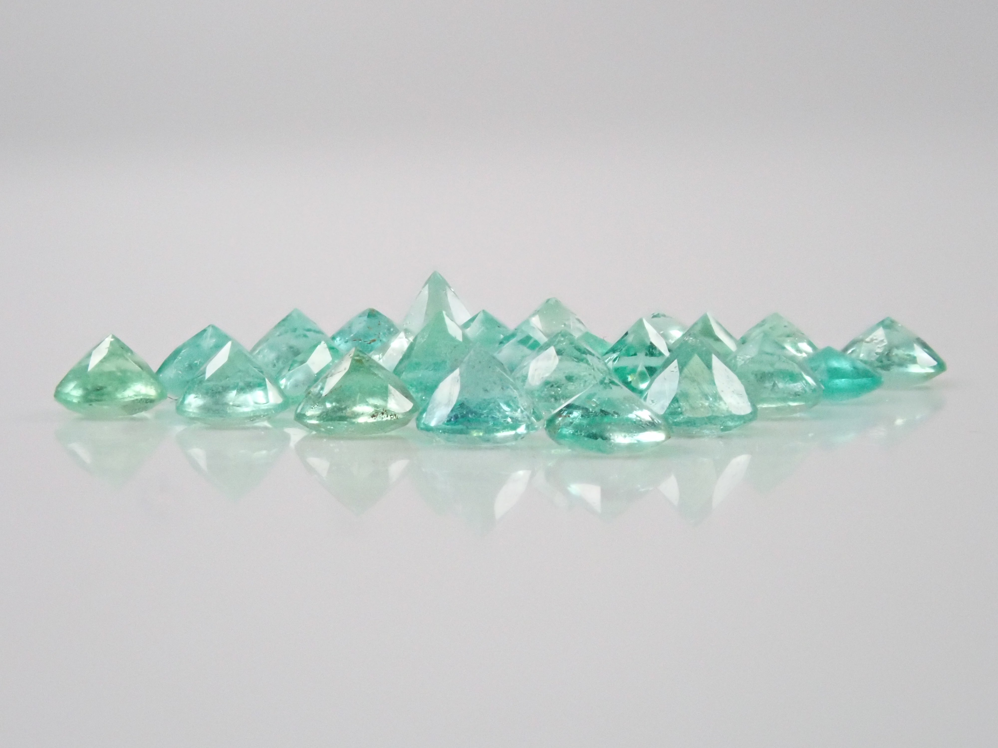 コロンビア産エメラルド ルース・原石2石セット(ラウンドカット3mm)