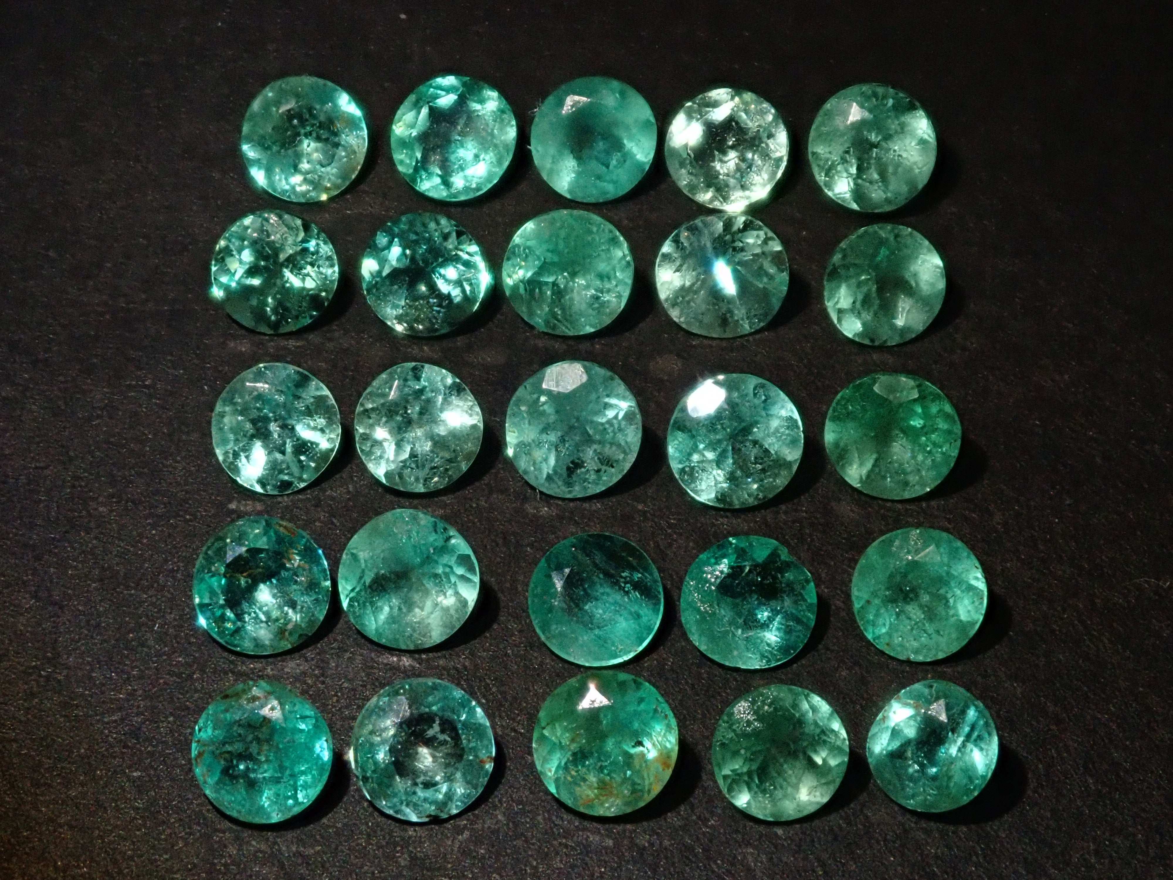 コロンビア産エメラルド ルース・原石2石セット(ラウンドカット3mm)